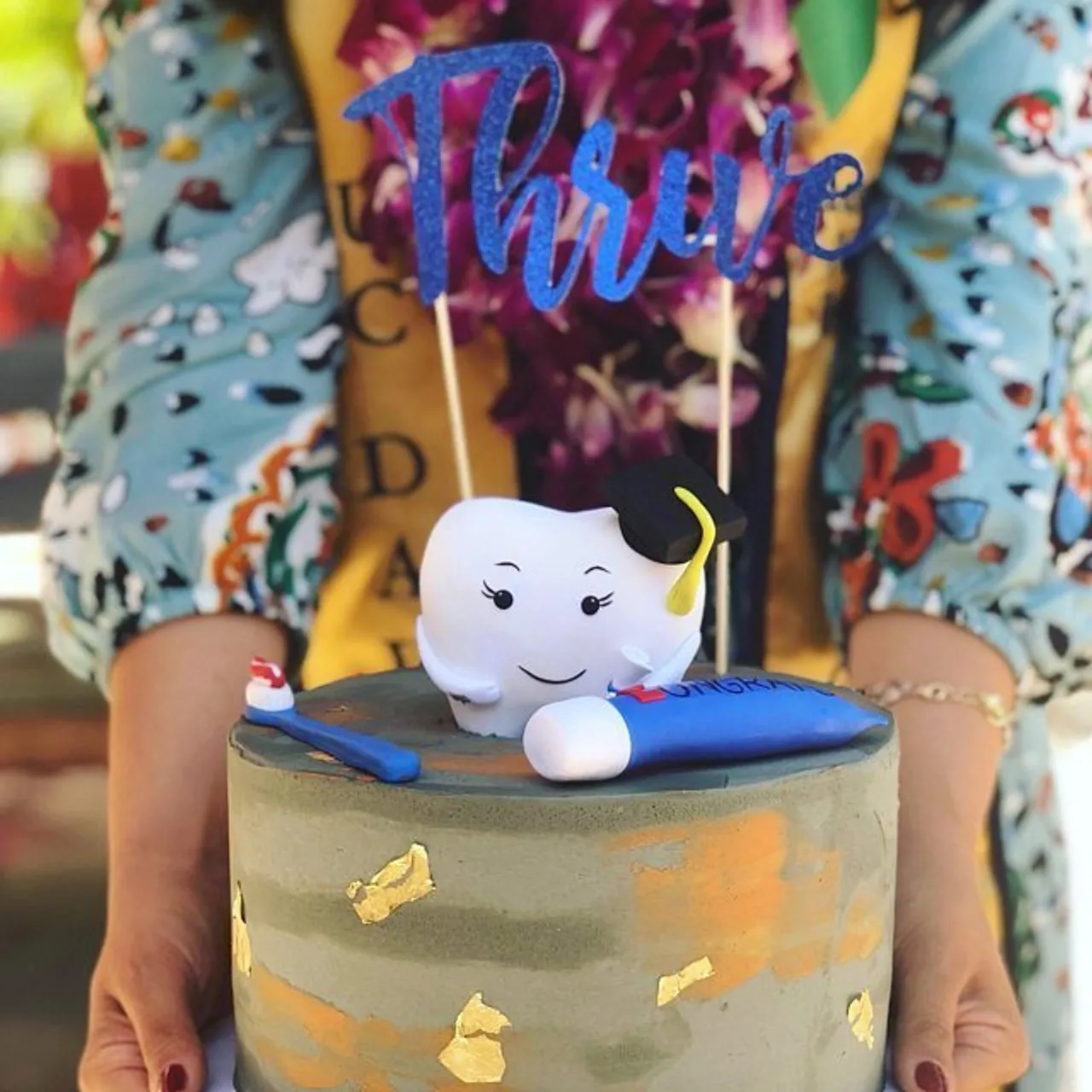 All you need is love and dentistry :) Congratulations Tooka on your well-deserved success.
For more graduation figurines please visit my shop in bio 
#graduation #dentist #dentistry #graduationcake #graduationparty #graduationcaketopper #Etsyseller #Etsy #creating #polymerclay #smallbusiness #smallbusinessowner #lovecreating tooth #toothcaketopper #toothtooth #toothfigurine #toothcake