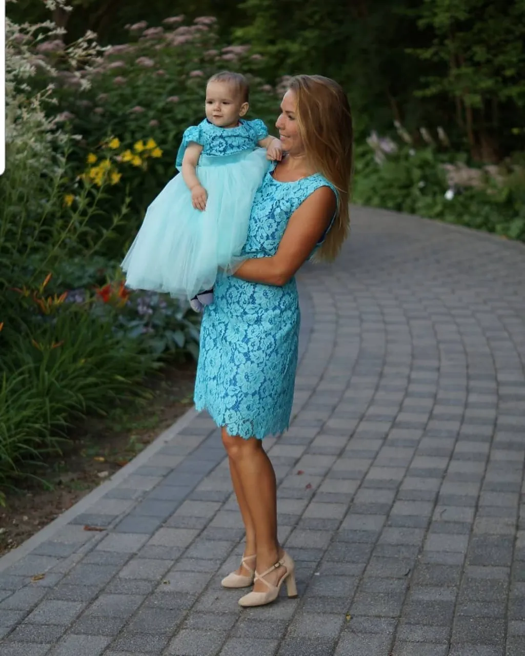Ļoti ērtas mežģīņu kleitas👗 Mammas kleita ir gan svinīgā, gan arī piemērota ikdienas nesāšanai 🛍🌞 Cena 115 eur par 2 kleitām ⠀
Piedāvājam gan individuālās šūšanas pakalpojumus, gan iespēju izvēlēties savu sapņa kleitu no gataviem modeļiem ⠀
⠀
🌟 Plaša tilla, mežģīņu un audumu krāsu izvēle. Var arī kombinēt krāsas⠀
⭐ Kleitas garumu/dizainu var mainīt⠀
⭐Kleitas tiek šūtas pēc jūsu individuāliem mēriem vai jebkura standarta izmērā no 74cm līdz 147cm un XS - XXL izmēros⠀
⭐Lai pasūtītu rakstiet PM vai Viber/Whatsapp 28895815. Pielaikot un redzēt gatavas kleitas var Valdemāra 118⠀
#princešukleitas #bērnumode #meiteņukleitas #svinīgakleita #kleita #dzimšanasdiena #viengadniece #pirmādzimšanasdiena #pirmāfotosesija #kleitafotosesijai #платьедлядевочки #детскаямода #платьедляпринцессы #деньрождения
#bērnumode #princesukleita #tillakleita #tutukleita #ballisukleitas #mammameita #vienādaskleitas