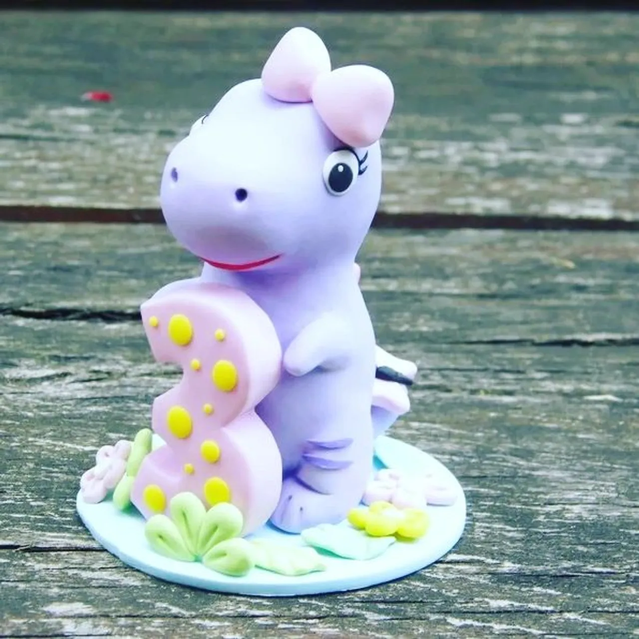 A perfect #birthdaycaketopper for a #babygirl π my shop is in bio ππ#polymerclayart #creatingmemories #keepsakegifts #birthdaygift #dinosaurart #babydinosaurs #dinosaurcollection #dinosaurs #dinosaurcollection #birthdaycollection #cakedecorations #handmadegifts #fimocreations #birthdayplanning #pastelcake #pastelcolorcake #dinosaurpartyideas #jurassicparkparty #jurassicparkcake #personalized #customcaketopper #custombirthdaygift