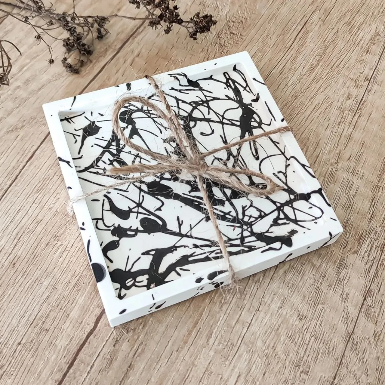 Splatter style can be done in one single colour or multiple colours.
This square tray is about 10x10 cm.
#blackandwhite #neutralstyle #jesmonite #etsy #supportlocal #smallbusiness #ecodecor #shoplocal #lithuania #cozyhome #homedecor #etsyseller #style #jesmonitetray #minimalism #aesthetic #dekoras #interjeras #namai #lietuva