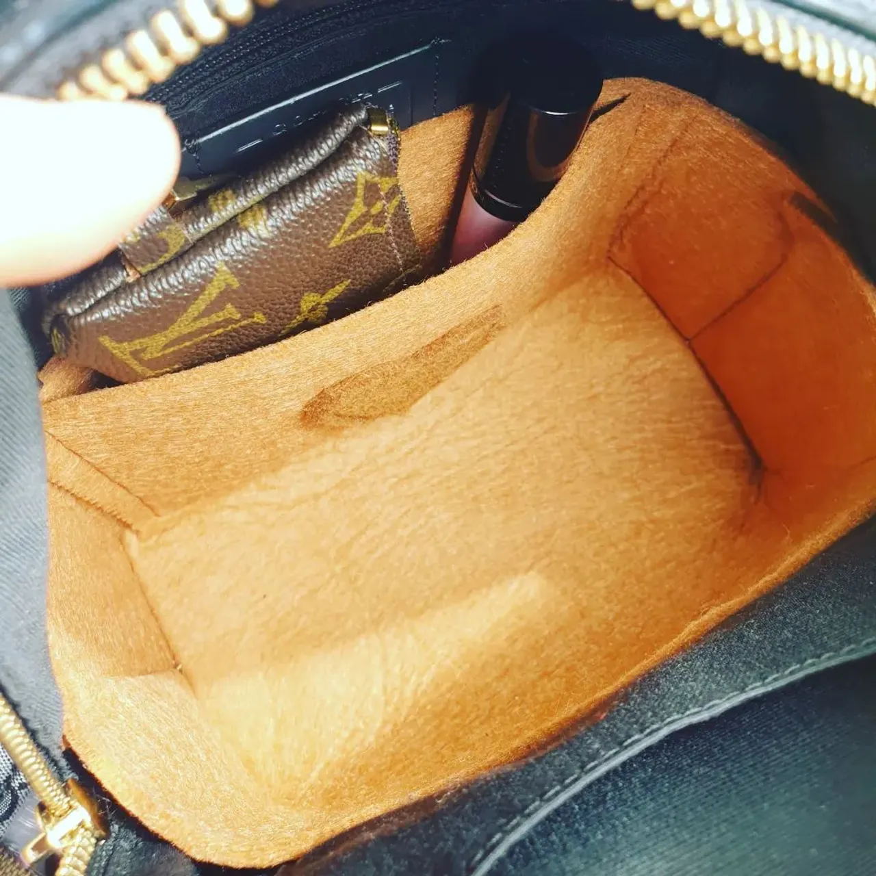 Another summer day. Feeling very lucky here in Edinburgh. I have attached the @maisonladuree @ladureeuk and LBH insert is making the bag interior less dark. I have tries to organise ifnfor this photo, but it is normally a mess. Anyone else loving backpacks recently? #coach #coachbackpack #coachcharlie #laduree #backpack #lvaddict #bagorganizer #bagorganiser #madeinuk