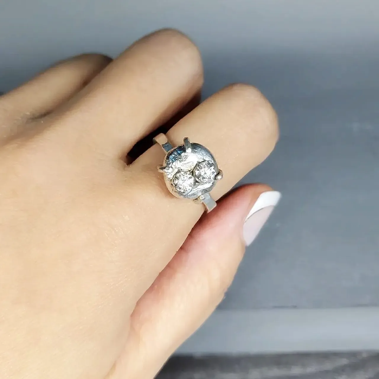 Extraterrestre 👽 cailloux 
Sur mesure 
I
o
h
c
o
E
s
n
i
m
#smokiblanche #ring #jewelry #argent #argentmassif #silver #bijoux #joaillère 
#bague #madetoorder #surmesure #metalsmith #silversmith