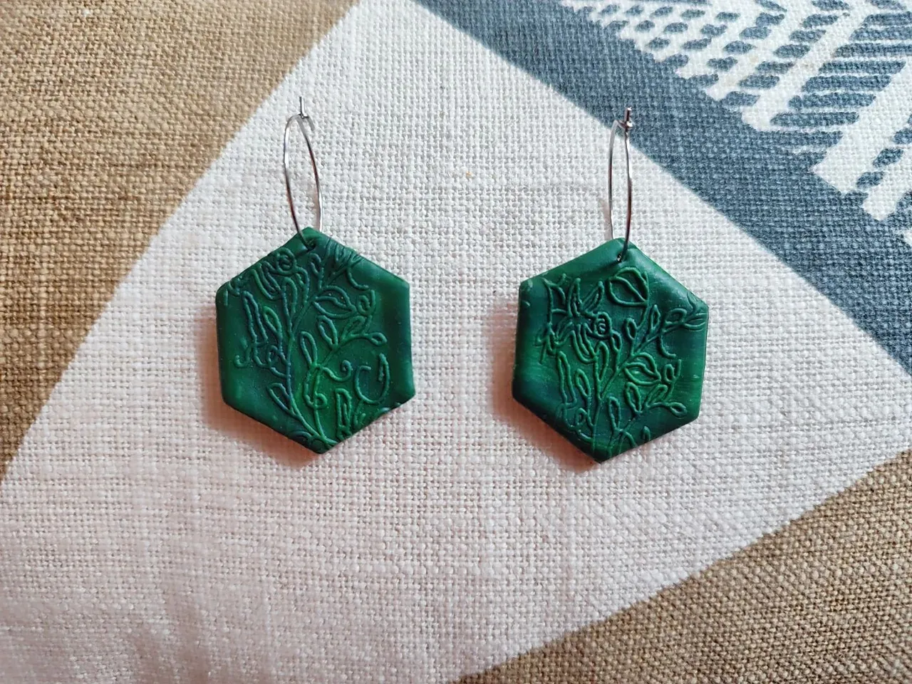 Ya visteis este modelo... Y ahora, ¡cambia de color! 🌿💚

You could see these earrings... And now, change the colour! 🌿💚

#handmadejewelry #handmade #handmadeearrings #personalizables #pendientesartesanales #polimerclay #pendientes #arcillapolimerica #artesania #verde #green #artesanal