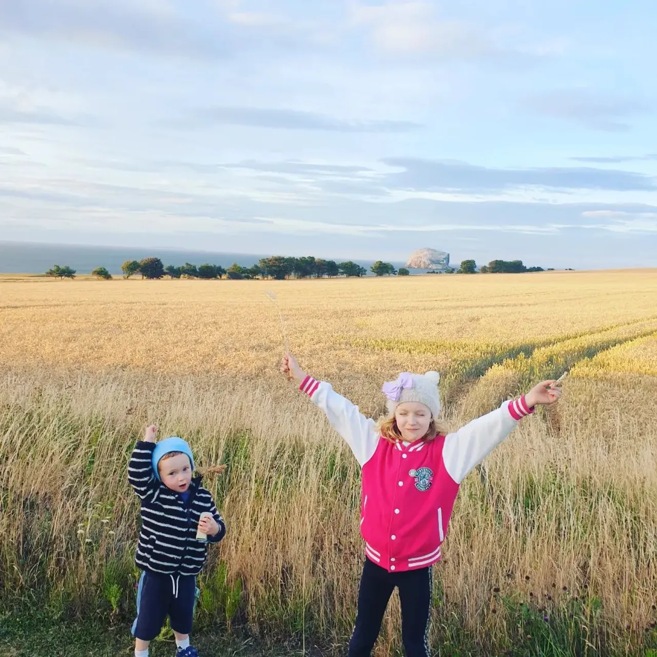 What can you ask from a family holiday? Sunsets! It's all it takes to make me smile and make everything beautiful. Even the @longchamp bucket came out  to wander the wheat field and look for poppies. Bag Insert with will be on the website soon
www.luxurybagheaven.com 
#longchampparis #longchamplepliageclub #longchamplepliage #longchamp #longchamplepliageneo #longchamplepliagebackpack #longchampbucketbag #longchampfoulonne #northberwick #scotland #visitscotland #bagorganizer #bagorganiser #madeinuk