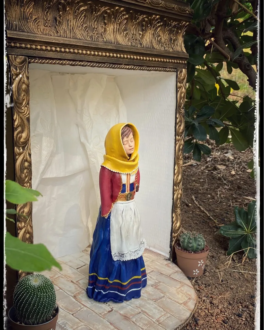 Σας παρουσιάζουμε την "Αγλαΐα" μια νοικοκυρά του χωριού με την παραδοσιακή της ενδυμασία. Δημιουργία του Δημήτρης Κονταράκης @dimitris_kontarakis  σε συνεργασία με την Areti Tori . Φτιαγμένη από έτοιμο γύψινο κεφάλι, αυτοξηρούμενο πηλό και ακρυλικά χρώματα. Δείτε τα γύψινα αγαλματάκια εδώ: ➡ https://www.xeirokamoto.gr/products/paverpol-ylika-gia-sklirynsi-yfasmatos/gypsina-agalmatidia #clayart #clay #crafts #craftsupplies