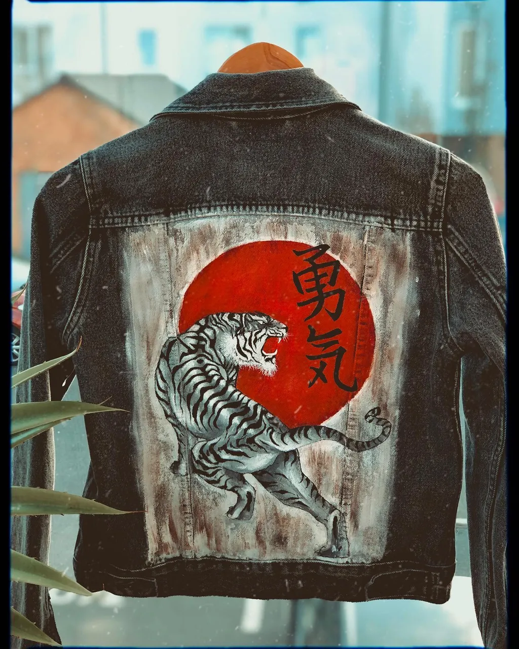 "C O U R A G E"
.
.
Custom piece, women's extra small Jean jacket  On SALE now: link in bio🐯
#custommade #handpainted #custommadejeanjacket 
#tiger #custompiece #art #levis #tigerart #courage