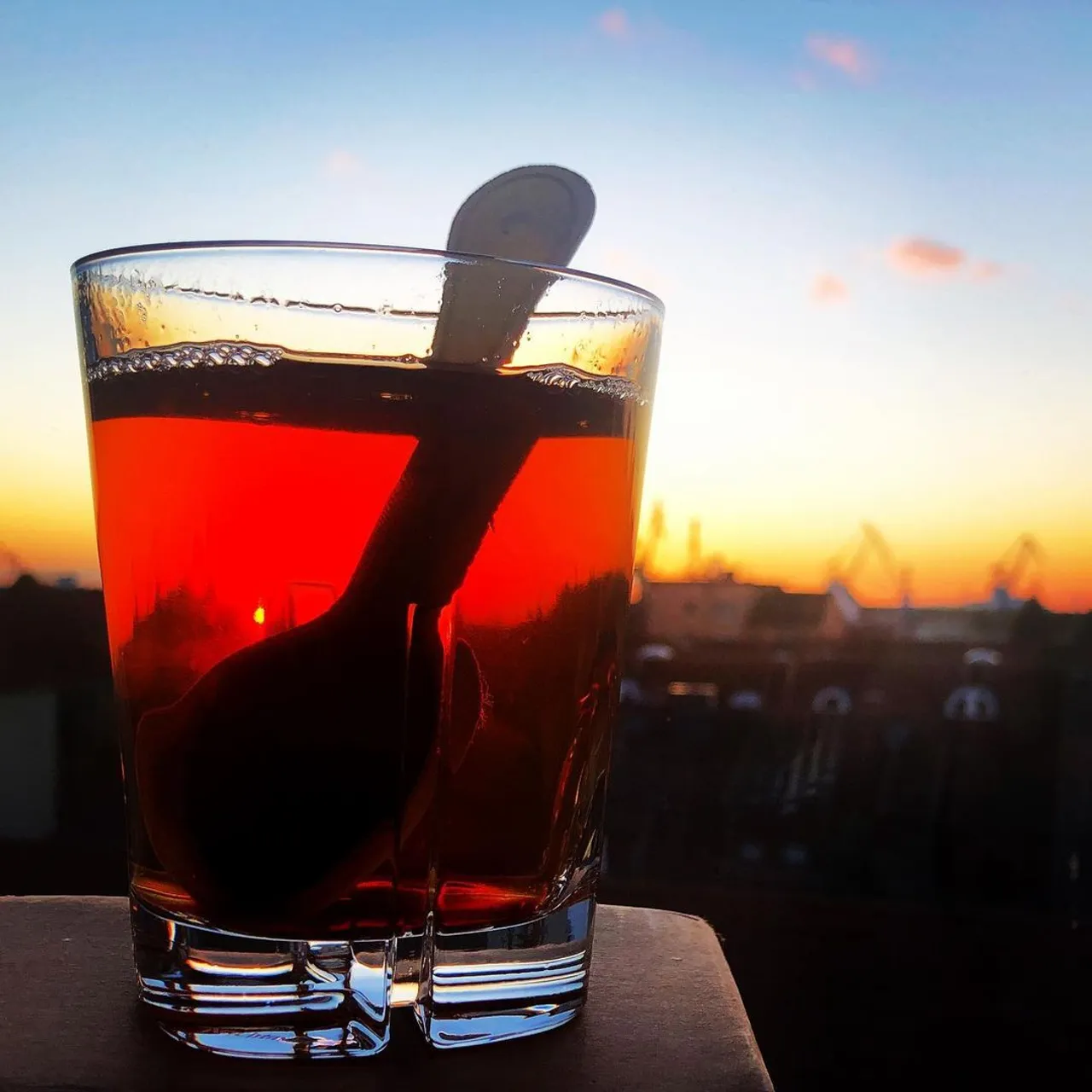 Was eine #TeaView, oder was meint ihr?! 🥰

Für so manch einen geht die #TeeSaison jetzt erst so richtig los … manch anderer hat gar keine Saison, sondern trinkt das ganze Jahr über seinen #LieblingsTee 💪

Welcher Typ seid ihr: Typ Saison oder Typ Ganzjahr? 

#Spoondrink #TeeZeit #Löffeltee #TeeImLöffel #TeeLöffel #TeeLiebe #TeeLiebhaber #TeeTrinken #TeeKultur #TeaTime