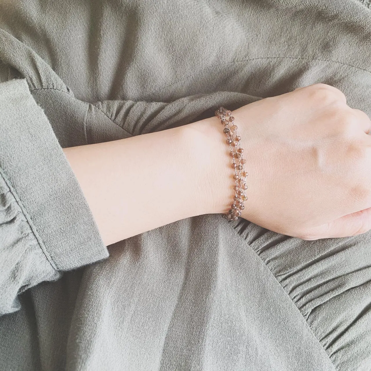 카키색과 매칭하니 잘 어울리는 #브라운스톤 #안달루사이트 
한국은 벌써 여름처럼 덥다던데. 프랑스는 아직 좀 추워요. 
I
o
h
c
o
Ë
s
n
i
m
#카키색코디 #브라운코디 #봄인데 #따뜻한브라운 #주얼리 #bijoux #jewelry #andalusite #천연석주얼리 #pierrenaturelle #maron #bracelet #팔찌 #발찌 #카키 와 잘어울리는 #브라운 #brown #brun #marron