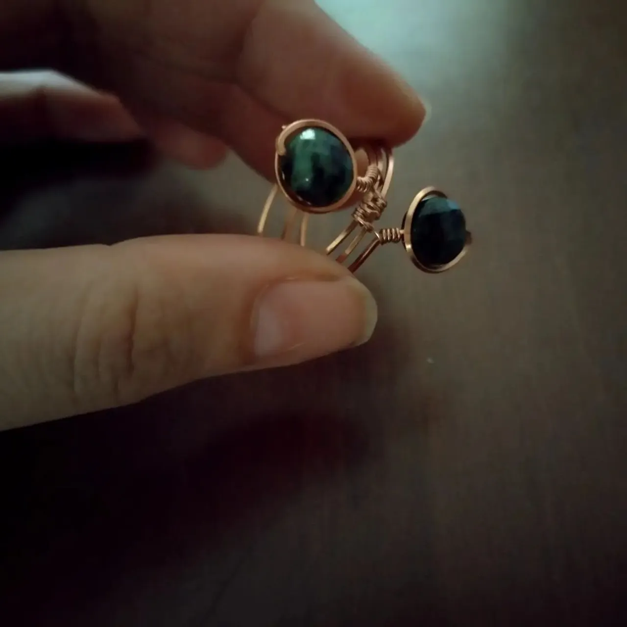 Anello in rame con perle rotonde sfaccettate di zoisite rubino.
Copper ring with round faceted zoisite ruby beads.
