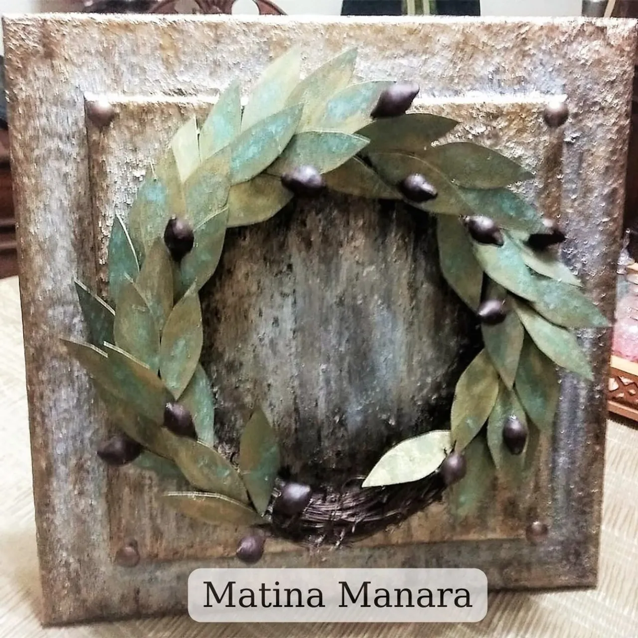 Σαν ομάδα ενθουσιαζόμαστε από όλους εσάς που αγαπάτε τα έργα μας και τα φτιάχνετε για να στολίσουν και το δικό σας σπίτι. Η φίλη μας Matina Manara  μας έκανε περήφανους ! Απολαύστε το δικό της Στεφάνι Ελίας "Κότινος" ! #diy #olives #wreath #artstone #stoneefect #clay #stonepaper