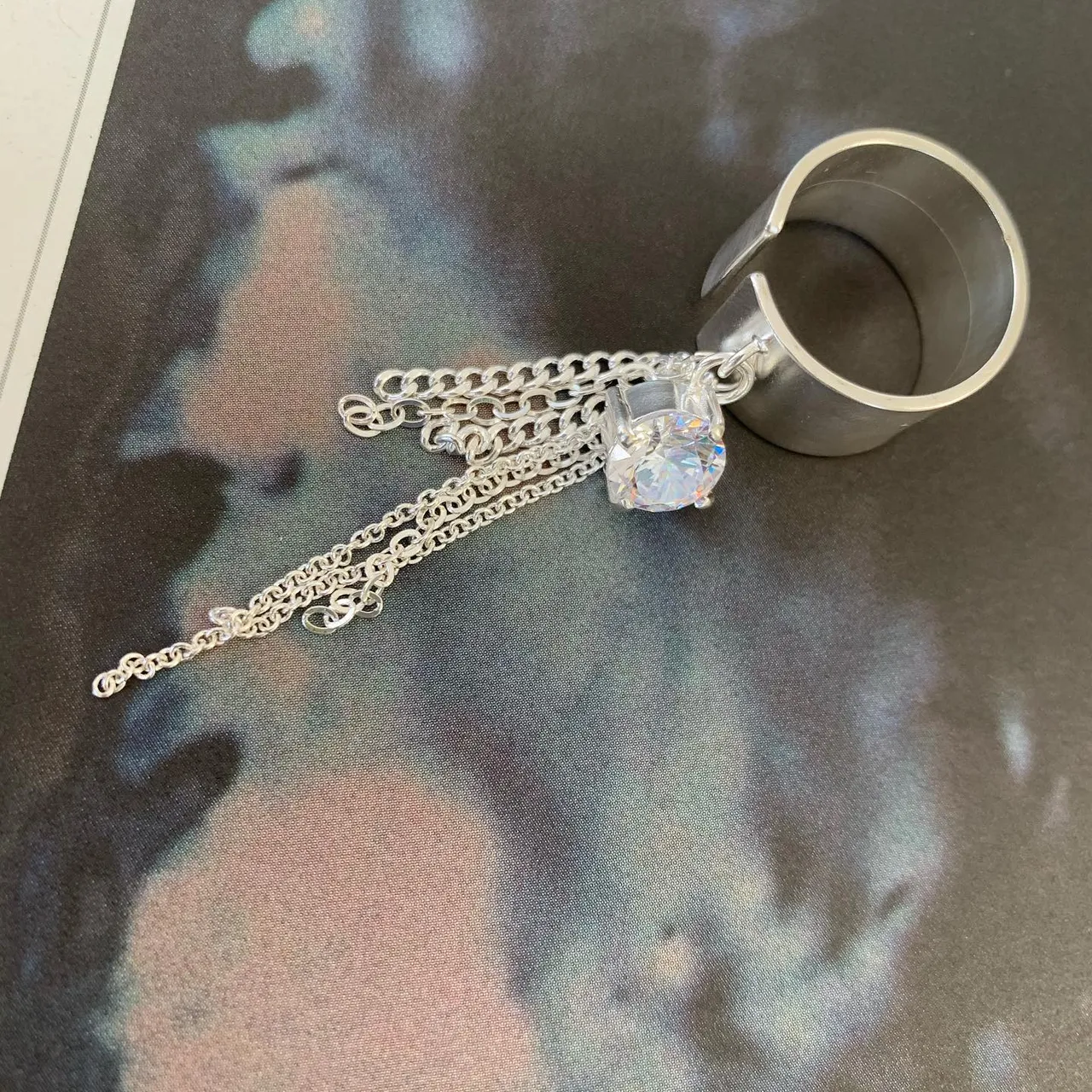 Saule pleureur stone ring 
Silver 925
2tc transparent stone by your order
. 
Renouvellement de 2014 collection 
I
o
h
c
o
Ë
s
n
i
m
#silver #jewelry #madebyorder #cocktailring #칵테일링 #칵테일반지 #surmesure #argent #bijoux #pointring #bague #볼드한반지