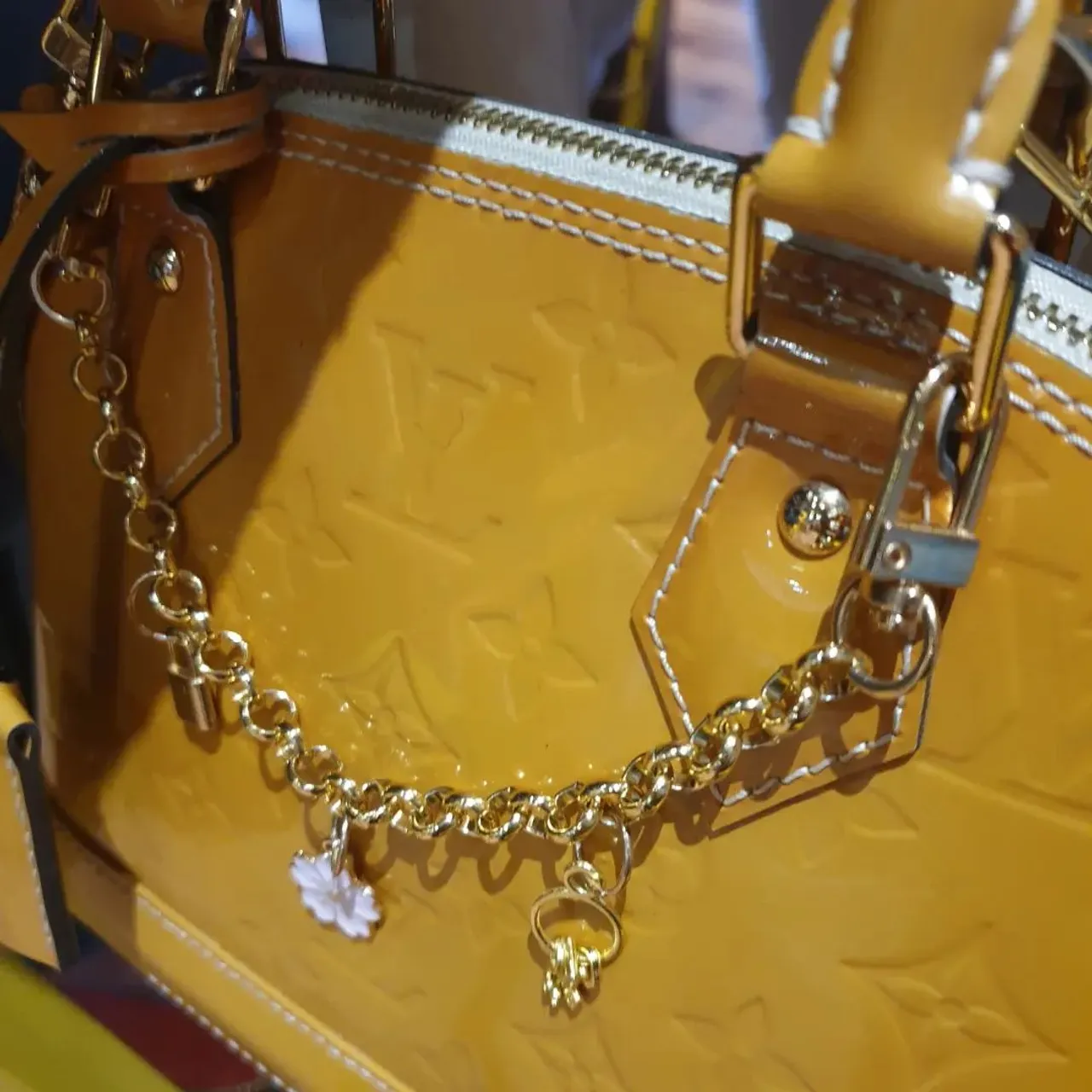 When you are a lucky enough to have bag loving friends that like your designs. My heart is expanding with gratitude @designer_de_amore @instapam1874 @maria_avy @cochrane.aileen #friends #women #friendship #almabb #vernis #lvaddict #luxurybagheaven #bagbutler  #lvalmabb #bagorganizer