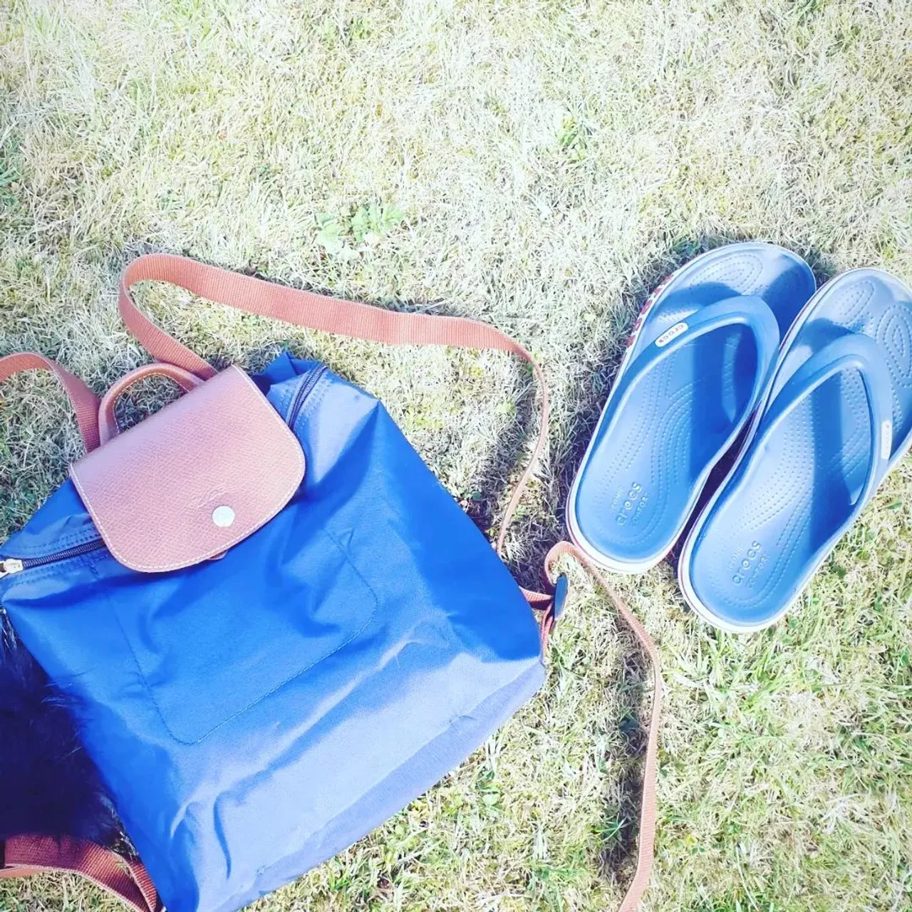 Longchamp travels from end to start (keep swiping). Fits plenty, very light, easy to wear with one issue so far...the zipper. Yes that curve of the corner, how do you get over it?? It keeps getting stuck 🤣 maybe I'm just lazy and fussy. Bag Organiser on the website Longchamp shop www.luxurybagheaven.com 
I recommend the sturdy felt for support and structure #longchamplepliage #longchamplepliageclub #longchamp #longchamplepliageneo #longchamplepliagebackpack #longchampbag #longchampbackpackneo #bagorganizer #bagorganiser #luxurybagheaven