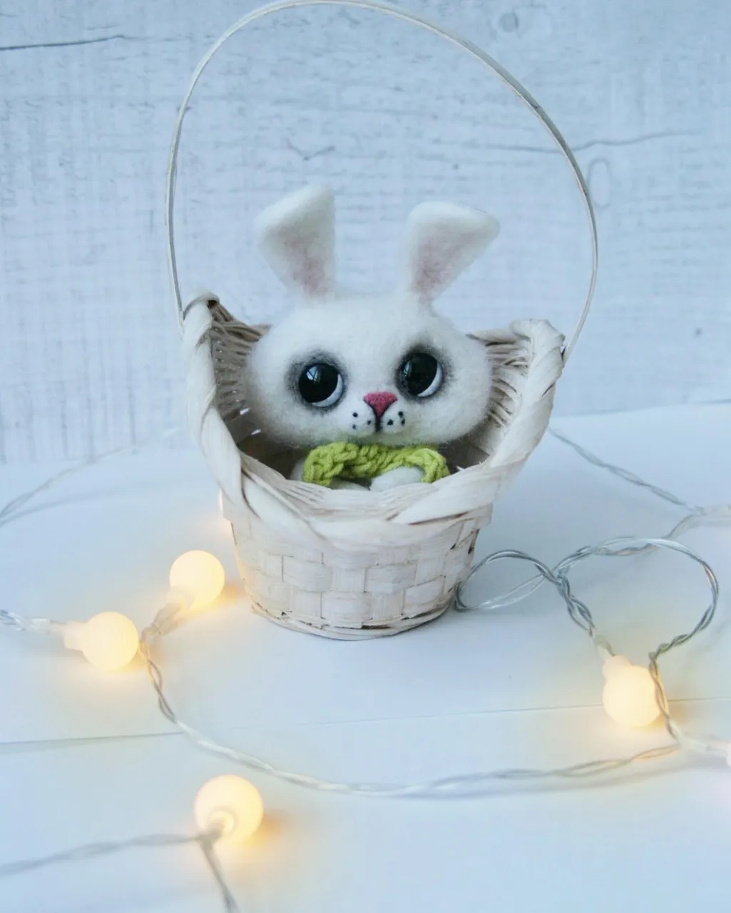Белый зайка , символ 2023 года ❄️🐰
Дом нашел 🏠 

#корзина #зайка #символгода2023 #новыйгод #подарок #калининград #москва #санктпетербург #ручнаяработа #ручная_работа #сухоеваляние #валяниеизшерсти #валяниеигрушек #игрушки #коллекционнаякукла #белыйзаяц #гирлянда #подаркинановыйгод #творчество #рукоделие #назаказ