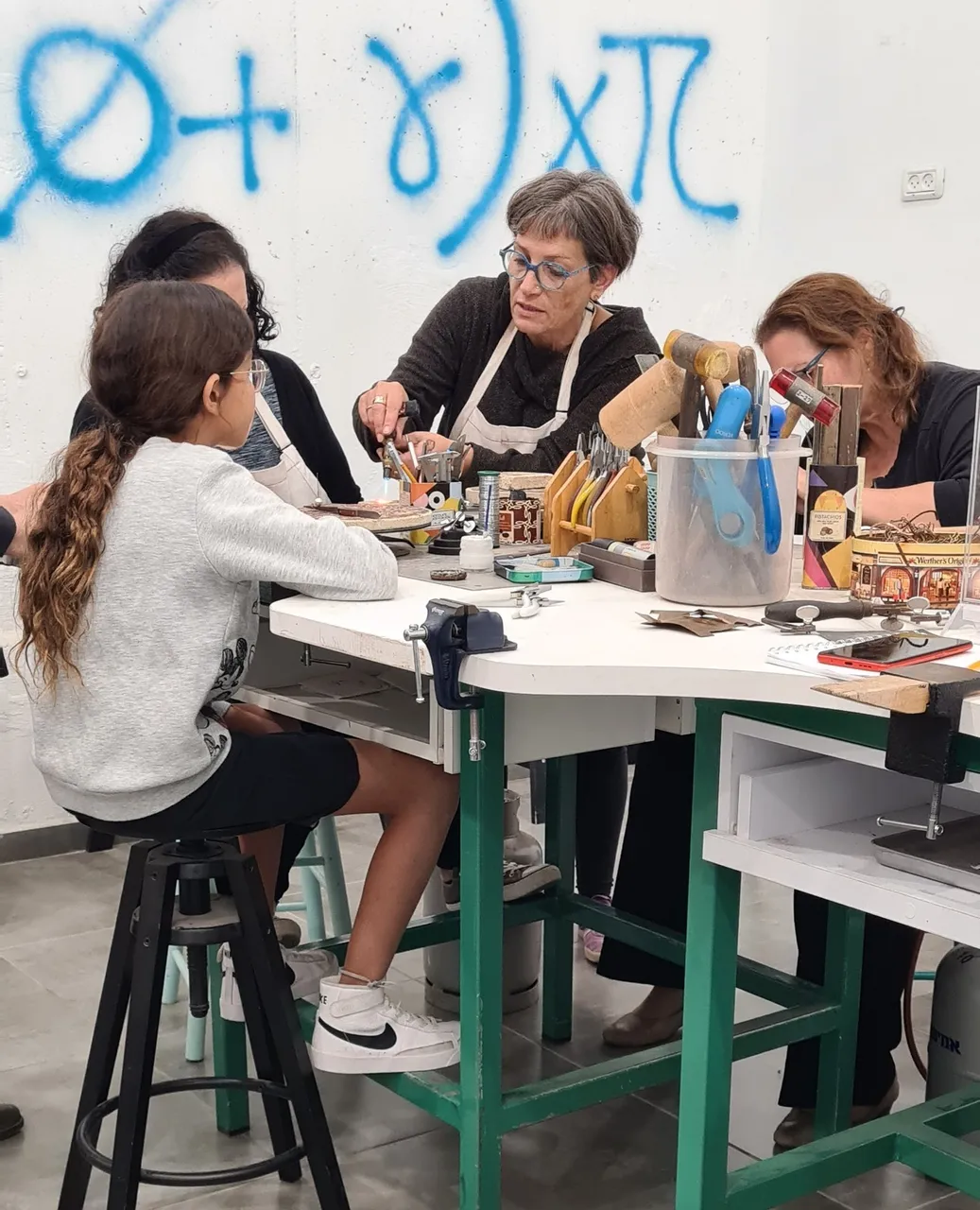 כולם נפגשים סביב שולחן מרכזי, ואני מסבירה, מדגימה ומעבירה את הקסם הזה הלאה.
כל אחת עובדת על התכשיטים שהיא רוצה, ומקבלת ממני הדרכה שמותאמת לה באופן אישי, לגיל שלה וליכולת הטכנית שלה, ובהתאמה מלאה למטרות שלה.
פתאום קלטתי שאני מלמדת צורפות כבר למעלה מעשור, וזו זכות גדולה מאד. מכל התלמידים שלי אני גם לומדת, והחלום הצרוף שלי מתפתח. קורסים וחוגים חדשים לנוער ולמבוגרים, למתחילים ולמתקדמים.
צרו קשר ובואו לשיעור ניסיון.
חלום צרוף - חממה לצורפים ולתכשיטים 🌱
אזהרה: העיסוק בצורפות עושה טוב לנשמה, ולכן ממכר מאד ❕
052-3449584
https://bit.ly/koorsim
חלום צרוף - תכשיטים בעיצוב אישי | בית הספר לצורפות במודיעין | לימודי צורפות (גם) אונליין | סדנאות צורפות חווייתיות | מיחזור ושידרוג תכשיטי זהב
#קורס #חוג #חממה #צורפות #תיקון #תכשיטים #משהולנשמה #זהב #תשפג #מודיעין #מכבים #רעות #רחובות #נסציונה #שוהם #לימודיצורפות #metalsmithing #workshops #modiin #nofayalon #jewelry #repairs #silversmithing #gold #soulfood #jewelrydesign #handmade #handmadejewelry #artisan #Wintercourses