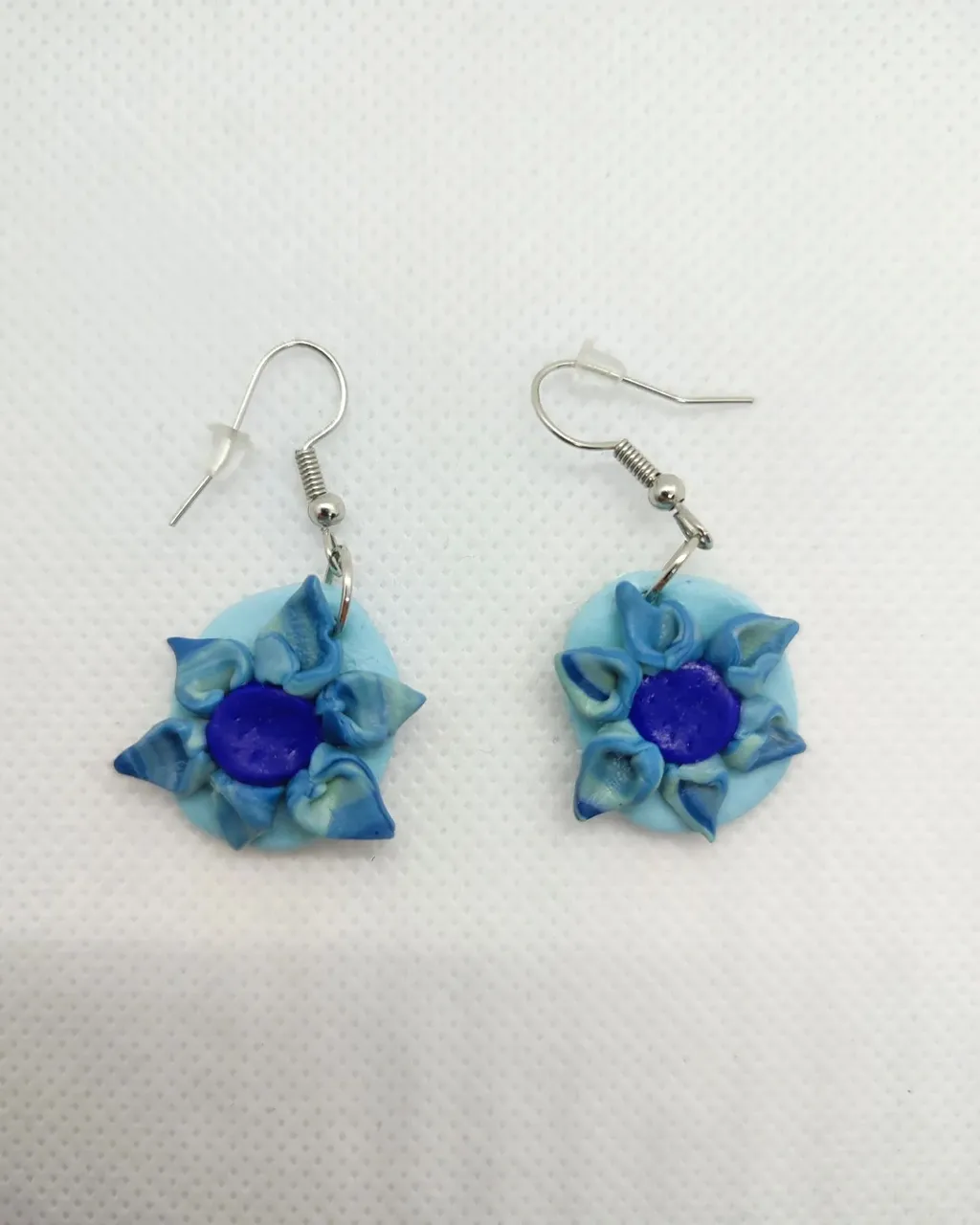 Blue! 💙

#artesania #arcillapolimerica #artesanal #personalizables #pendientesartesanales #polimerclay #blue #flowers #handmadejewelry #handmade #handmadeearrings #earrings #pendientes