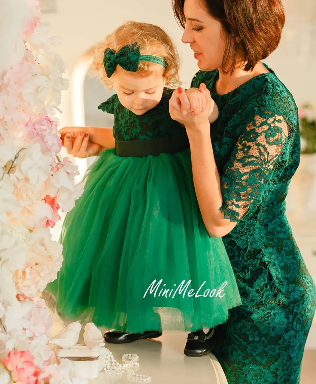 Ļoti universāla mežģīņu kleita pieaugušajam, kuru var vilkt gan uz svinīgo pasākumu, gan uz darba tikšanām, savukārt meitai ir princešu kupla tilla kleita 🎀👑🛍
⠀
Piedāvājam gan individuālās šūšanas pakalpojumus, gan iespēju izvēlēties savu sapņa kleitu no gataviem modeļiem ⠀
🌟 Plaša tilla, mežģīņu un audumu krāsu izvēle. Var arī kombinēt krāsas⠀
⭐ Kleitas garumu/dizainu var mainīt⠀
⭐Kleitas tiek šūtas pēc jūsu individuāliem mēriem vai jebkura standarta izmērā no 74cm līdz 147cm un XS - XXL izmēros⠀
⭐Lai pasūtītu rakstiet PM vai Viber/Whatsapp 28895815. Pielaikot un redzēt gatavas kleitas var Valdemāra 118 (iepriekš vienojoties par tikšanās laiku) #ballišukleitas #mammameita #vienādaskleitas #платьямамадочкарига #платьямамадочкалатвия #нарядныеплатьярига #нарядныеплатьялатвия #mežģīņukleita #svinīgakleita #bērnukleita #kleitapasškumam #нарядноеплатьедлядевочки #детскоенарядноеплатье