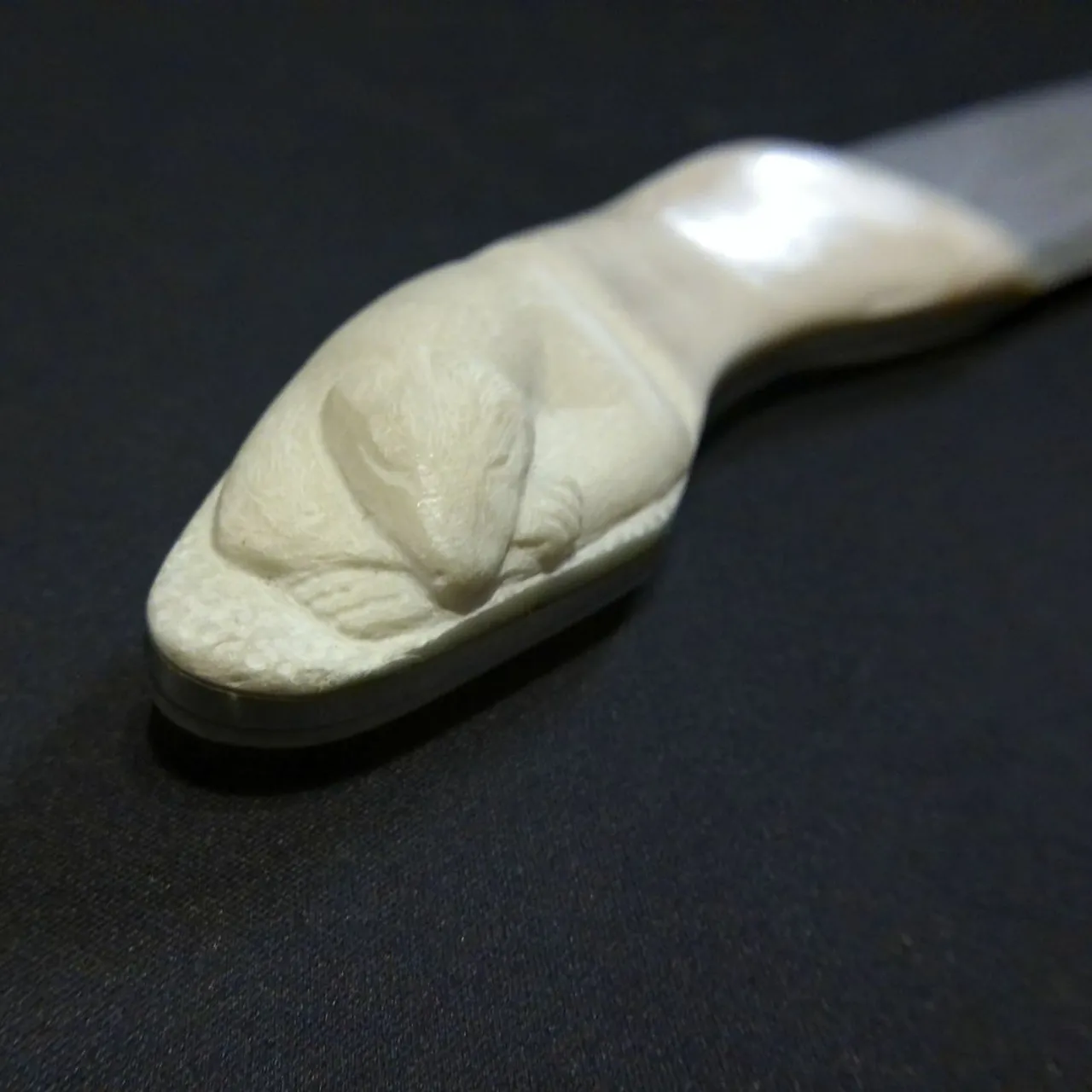 Et le Cout'ours est né !

Lame en damas motif plume, manche en marbre blanc 

Prix : sur devis (celui là est un cadeau mais pour un de ce genre c'est à partir de 650€)

#knife #couteau #brutdeforge #forge #art #artisanatfrancais #artisanatdart #artisanat #sculpture #sculptureart #ours #sculptureenmarbre #marbreblanc #whitebear