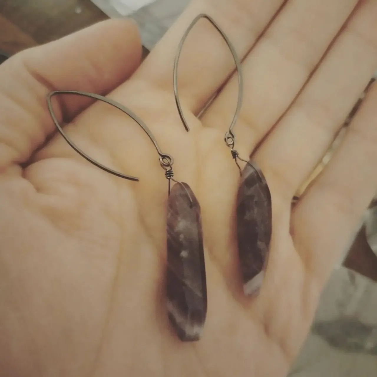 Orecchini in argento 925 rodiato nero ed ametista Chevron (dente di cane o sciamanica).
Black rodhium plated sterling silver and Chevron amethyst (dog tooth - shamanic).