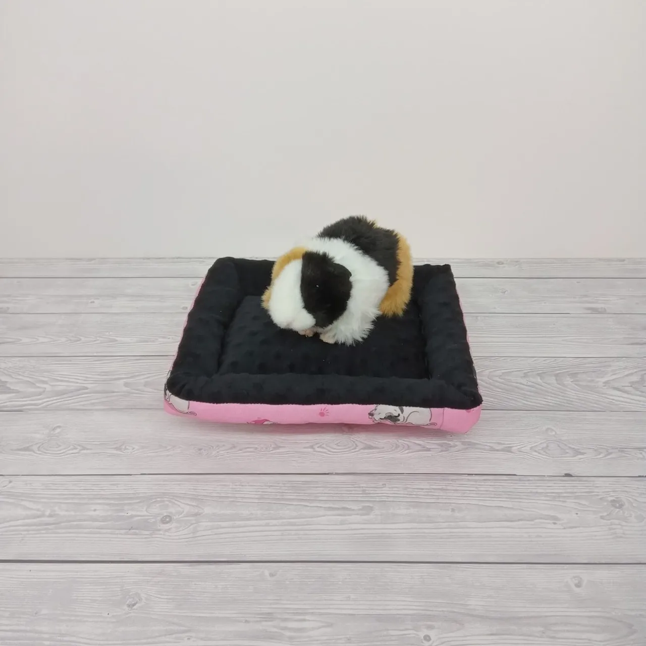 Co łączy mopsy i świnki morskie? 
What do dogs and guinea pigs have in common? 
#legowiskodlazwierząt #guineapig #miekkieposlanko #cosylaire