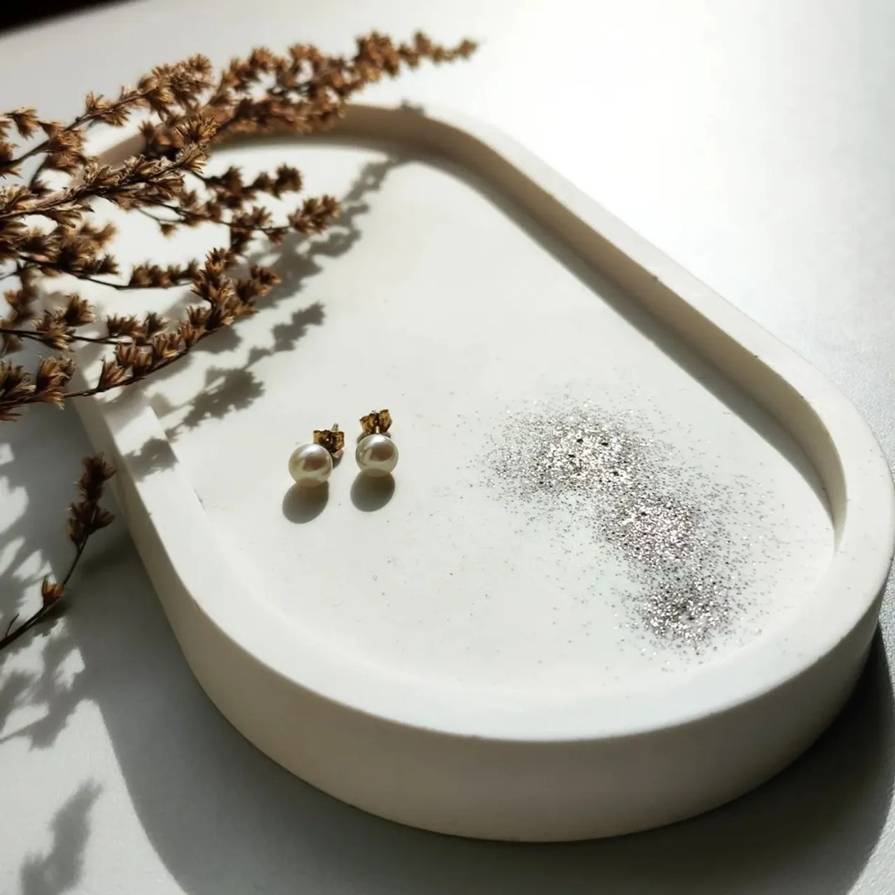 Elegance & simplicity 🤍🤎
Oval tray with glitter is available.
#jesmonite
#elegance
#neutrals
#minimalism
#white
#jewellerydish
#etsyshop
#jesmonitedecor
#etsyseller
#smallbusiness
#aesthetic
#simplicity
#ovaltray
#cozyhome
#minimalchic
#style
#decor
#homeaesthetics
#glitter
#gold
#smallbusinessowner
#homedecor