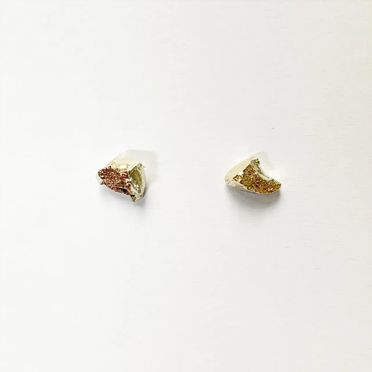 Bouclesd’oreilles 
Earrings
귀걸이 
Argent +cuivre jaune
Silver + brass 
I
o
h
c
o
Ë
s
n
i
m
#bouclesdoreilles #silver #brass 
#hademade #metalsmith #silversmith #bijouxhomme @iohcoesnim_homme #우연 #핸드메이드주얼리 #오더메이드주얼리 #금속공예 #금속공예가 #디자이너주얼리  #갤러리 #주얼리선물 #핸드메이드 #금속공예 #실버주얼리