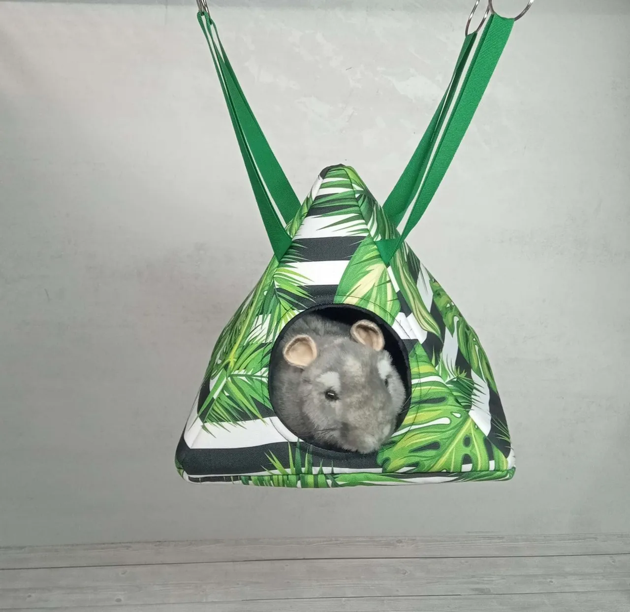 🔔Na specjalne zamówienie dla ślicznej fretki 🐾powstał taki oto domek🏠. Tak nam się spodobał, że wchodzi do stałej oferty. Wymiary dołu 30/30 cm, wysokość 32 cm, cena 50 zł.
🔔A special order for a lovely ferret🐾 created such a house🏠. We liked it so much that it enters the permanent offer. Dimensions of the bottom 30/30 cm, height 32 cm, price 50 zł.
#domekdlaszczura #domekdlaszynszyli #akcesoriadoklatki #ferrethouse #hammockforguineapigs