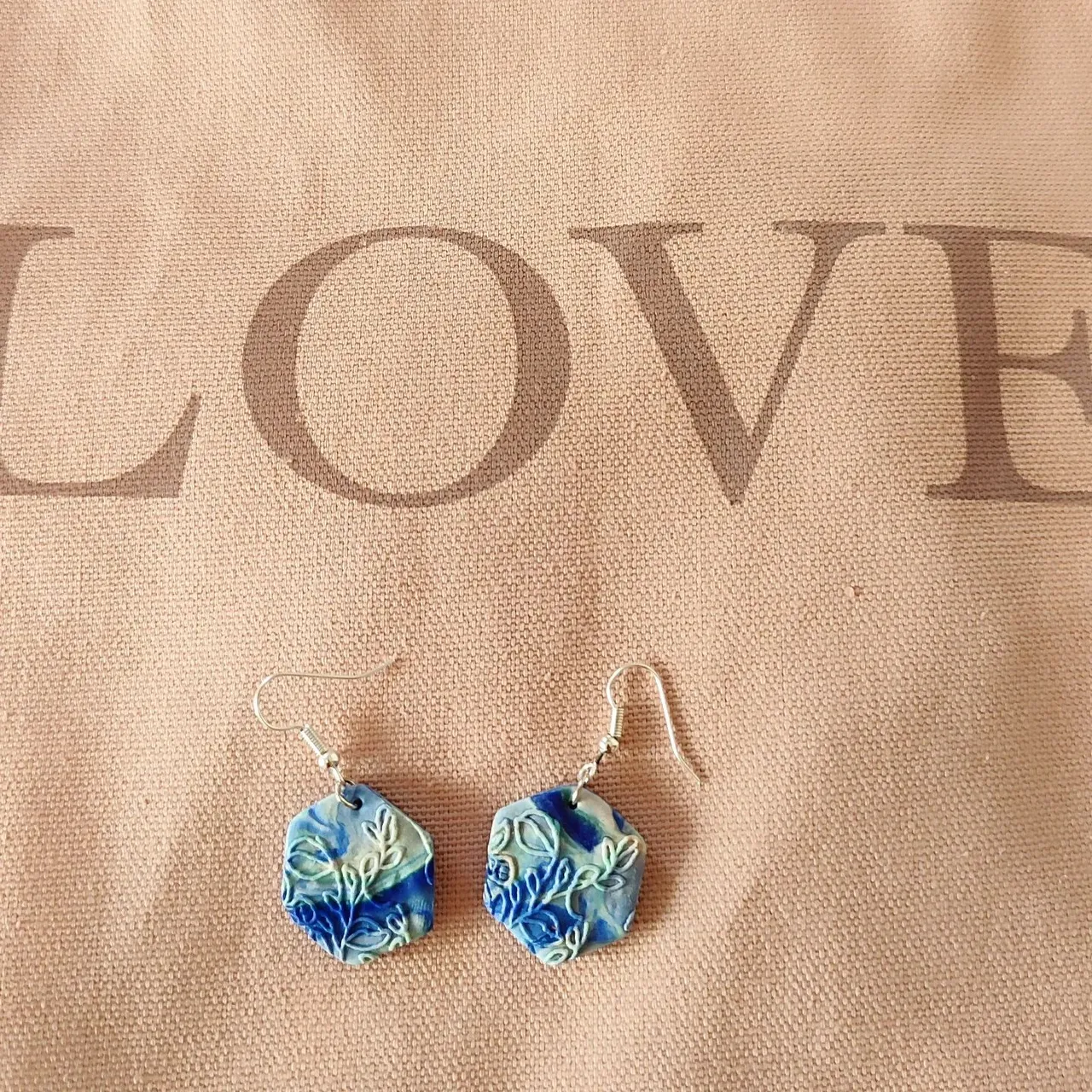 ¡Llegan novedades!💙💐
Welcome new products!💙💐
#arcillapolimerica #artesania #artesanal #personalizables #pendientesartesanales #polimerclay #pendientes #earrings #handmadejewelry #handmade #handmadeearrings #blue #new #azul #flowers #flores