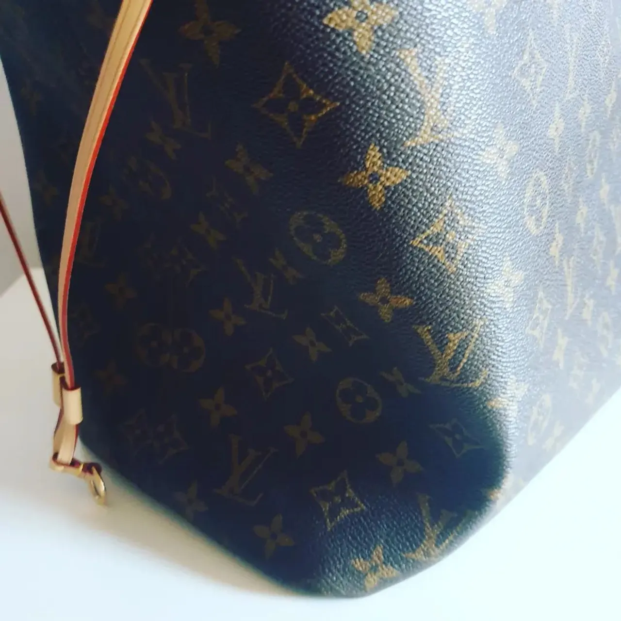 Let's talk about 
Loss of shape? 
When you don't use an insert or shaper pillow, your bag loses shape!

Whether it's canvas or leather, the creases and fold damage it long term. One simple solution-liner/ insert &
Long term - consider a shaper/pillow 

This is my super strong grey felt, but I match all LV Neverfull interiors
(Baby pink, biege, hot pink, cream, black, baby, brown)

Available on
www.luxurybagheaven.com 
Just thought Neverfull mm/gm into the search box 
@momm.ydo vivienne 
#luxurybagheaven #lvneverfullmm #lvneverfull #lvneverfullgm #neverfull #neverfullmm #neverfullgm #bagorganizer #bagorganiser #baginsert #madeinscotland #madeinuk