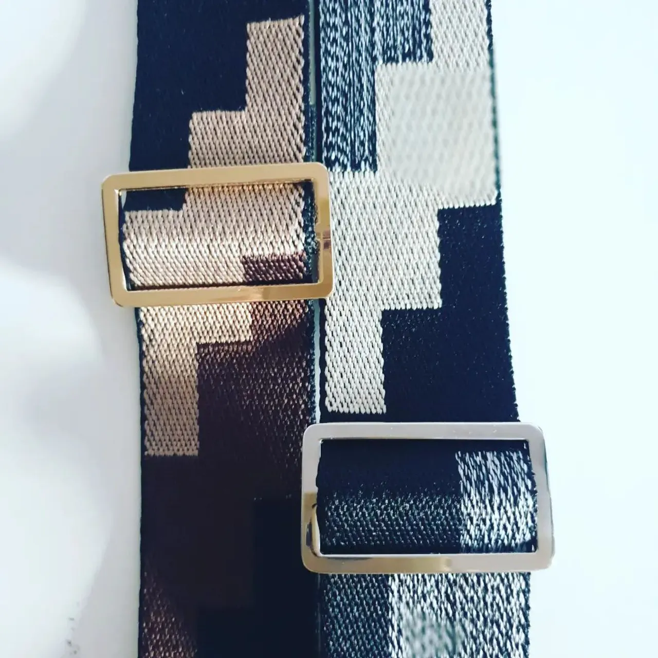 My photographer @rossmurrayphotography has captured the beauty of the strap, but I'm here to explain the functionality of it.

When we buy less but we still want more from our existing bag collection...we reach for the accessories. Pompoms,  charms and...straps. Because  they completely change the look of our bag.
So here is the lovely non slip 
Luxurybagheaven.com 
Strap. Available in brown tones or grey, gold or silver buckle. You choose.
#luxurybagheaven #lvspeedy25 #lvspeedy20 #lvpochetteaccessoires #fendimamabaguette #fendimama #bagaccessories #marcjacobstote #madeinuk #nonslip #lvpochette