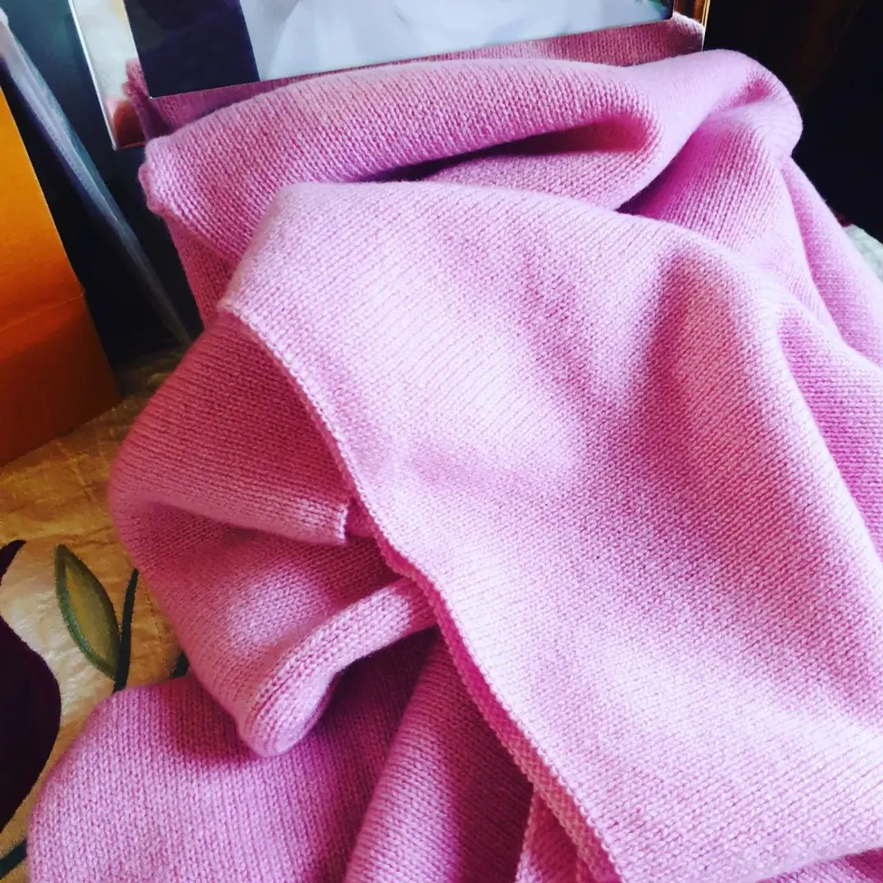 Christmas ready!
With the attempt to buy local, support small businesses and acquiring foreven pieces, I share with you my best kept secret @sxp.designs cashmere.
I have been a customer for the last 4 years and I have been over the moon with every piece bought. But this one....omg! The most amazing shade of pink. So now you also know my second secret, my pink obsession. Don't hesitate to find out your next cashmere piece by sxp designs and starts curating,  not consuming. 
#sxpdesigns #cashmereaddict #cashmere #madeinuk #madeinscotland #cashmereshawl #curated #scottishautumn #christmas #luxurybagheaven #pinkobsession #pinkcashmere