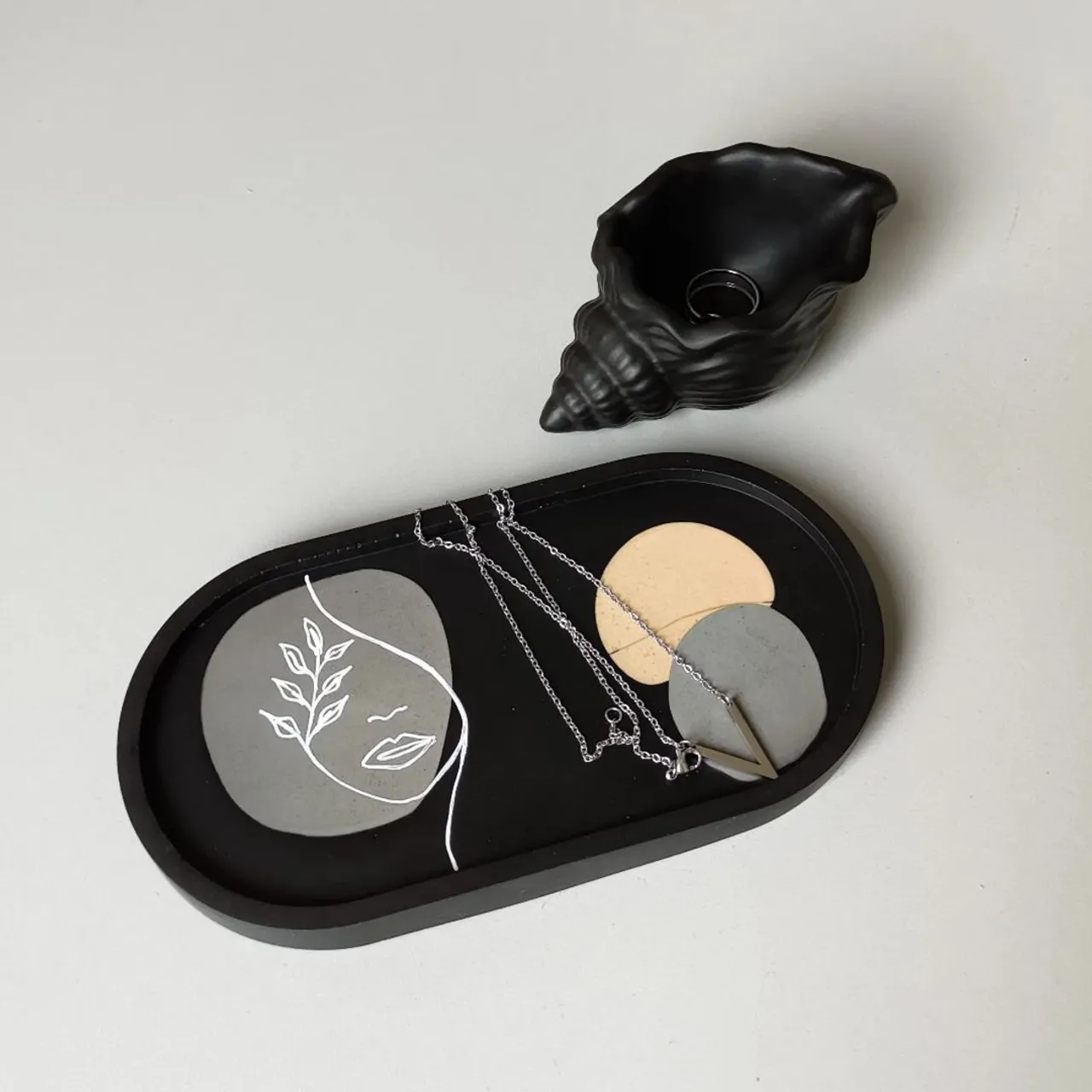 Do you love black as much as I do? 🖤

*N E W* This black oval tray and  seashell is the best place for your jewelry
.
.
.
#etsyseller 
#black 
#seashell 
#acrylicresin 
#trinketdish 
#smallshop 
#homeaesthetics 
#cozyvibes 
#decor 
#homedecor 
#lithuania 
#lineart 
#abstractpainting 
#jesmonitedecor 
#jesmonite 
#homewares 
#ecoresin