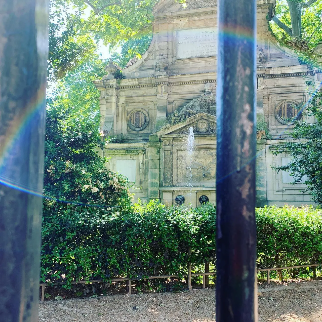 Interdit de rentrer. 
Je regarde discrètement. 
Il y a un arc en ciel.

#arcenciel #paris