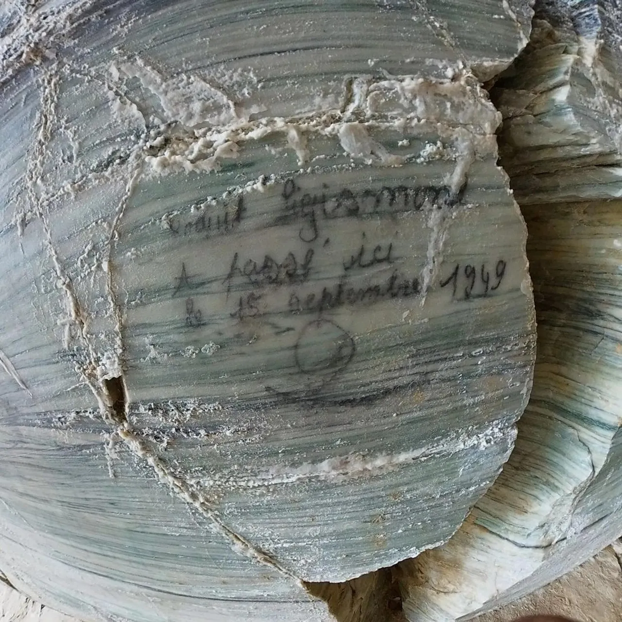 Continuez de faire ce que vous aimez ! Le reste est secondaire #dare2dreambig #mountain #alpessuisses #saillon #carrieredemarbre #marbre #grotte #mineabandoned #mine #speleology