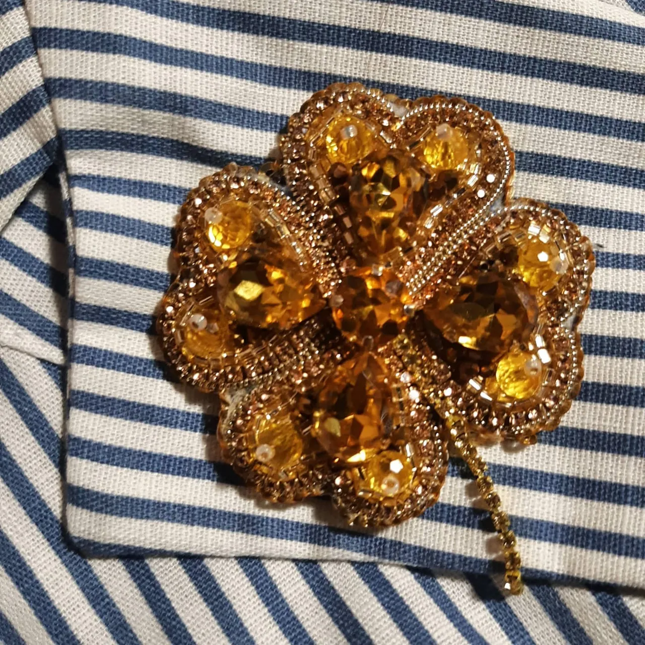 В серые дождливые будни хочется ярко-золотого. И вот уже готов радовать и украшать новый солнечный цветок.  Ищет место в гардеробе. 
В наличии.
🇺🇦🇺🇦🇺🇦Для заказа по Украине 
https://shafa.ua/member/olgashulgina20
И https://shulginaolga2.crafta.ua/
Или пишите в Директ. 
🌏🌏🌏🌎🌎🌎🌍🌍🌍🌍🌍🌍
Delivery around the world and available for orders. 
https://www.etsy.com/shop/DigiUniquePrintBox?ref=seller-platform-mcnav #embroiderybrooch #брошьсбисера #брошьукраина #купитьброшь #брошьвподарок #брошьспайеток #брошьсвоимируками #вышитаяброшь #брошьхендмейд #handmadebrooch #beadedbrooch #buybrooch 
#embroiderybrooch 
#masterra
#happyhobby
#chudo_lavka