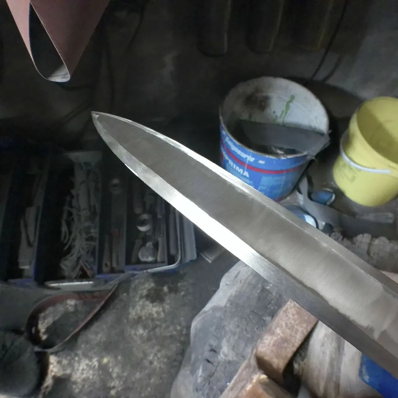 les couteaux c'est trop petit .. j'me met aux épées ! (non j'ai rien à compenser ! xD) l'une est une commande l'autre est pour mon atelier :) sur les deux il y aura gravé "que la lumière soit" en l'honneur du Discernement, outil de l'esprit qui nous permet d'y voir clair, souvent représenté par une épée dans les œuvres qui en parlent (d'où l'objet)

#artisanat #artisanatdart #artisanatdartfrancais #artisanatfrancais #knife #forge #swordmaking #sword #discernementspirituel #discernement #spiritualité #esotérisme