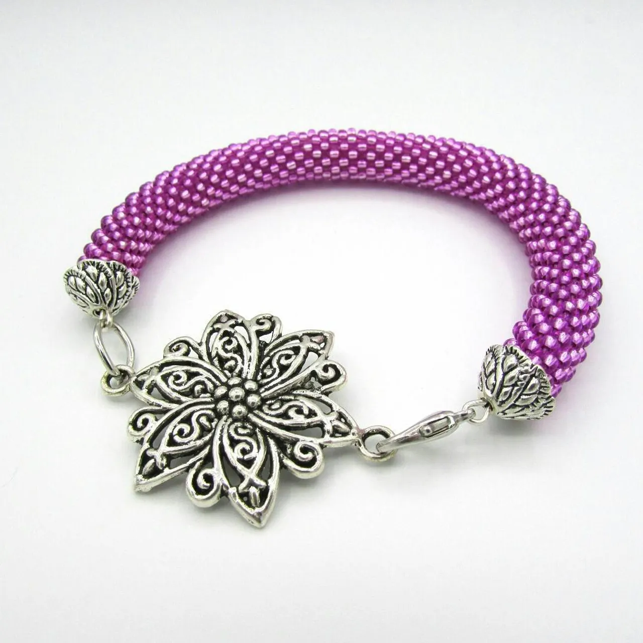 лето должно продолжаться, я считаю! поэтому будут цветочки, личточки, яркие цвета) 
браслет в наличии! 🌷 400 руб

#украшения #украшенияназаказ #украшенияручнойработы #украшениямосква #свао #бабушкинская #браслет #лиловый #цветок #браслетизбисера #бисер #яркийбраслет #металлическийцветок #beads #handmadejewellery #jewellery #jewelry #bracelet #flower #lilac #instajewels #instajewelry #shalfeiinstock