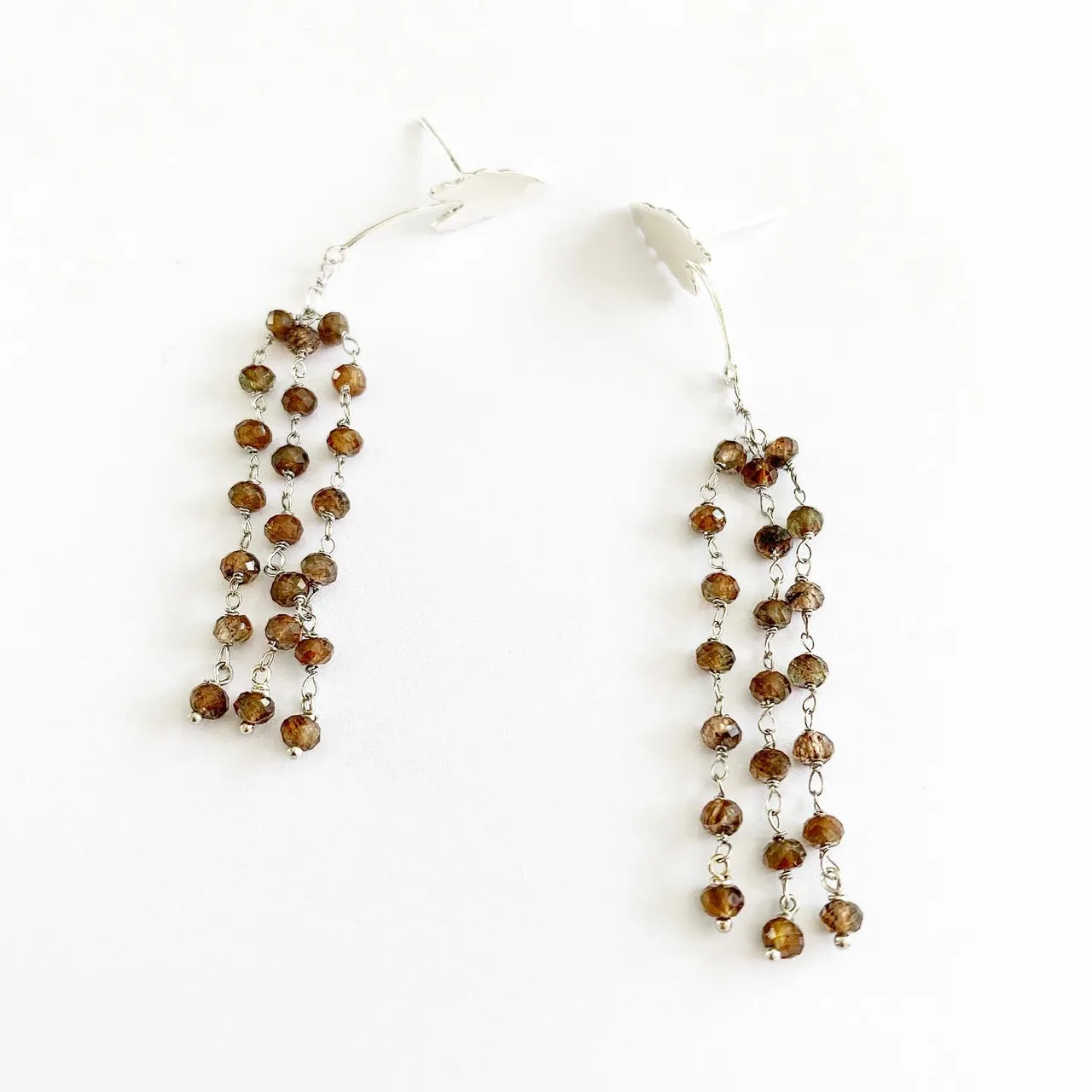 Saule pleureur brown alocasia
브라운 버드나무 알로카시아 
Earrings 
Andalusite 
안달루사이트 스톤 
Silver + 18k white gold plated 
I
o
h
c
o
Ë
s
n
i
m
#earrings #lapislazuli #saulpleureur #brown #maron #andalusite #jewelry #brownjewelry #라피스라줄리 #샹들리에 #chandelier #청금석 #디자이너 #안달루사이트 #alocasia #iohcoesnim_andalusite