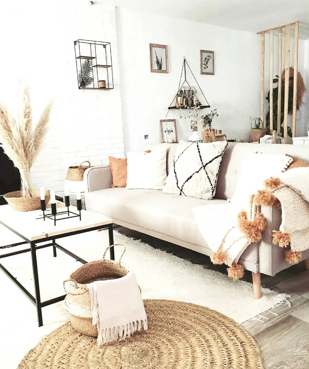How beautiful @laalegriademicasa living room is? I love how she styled our GEOMETRIC SHELF in her home office corner ❤
We'll give a close-up of that special corner on our following posts!
.
.
.
.
.
.
#livingroomdecor #scandinaviandeco #bohostyle #livingroomstyle #interiordesigners #bohemianlife #homeofficedecor #interiordesigners #ethnicadesigns #junglehome #naturalhomedecor #showmeyourboho #mypintetest #bohointerior #homedecorlovers #boholivingroom
#bohemiandecor #scandinaviandesign