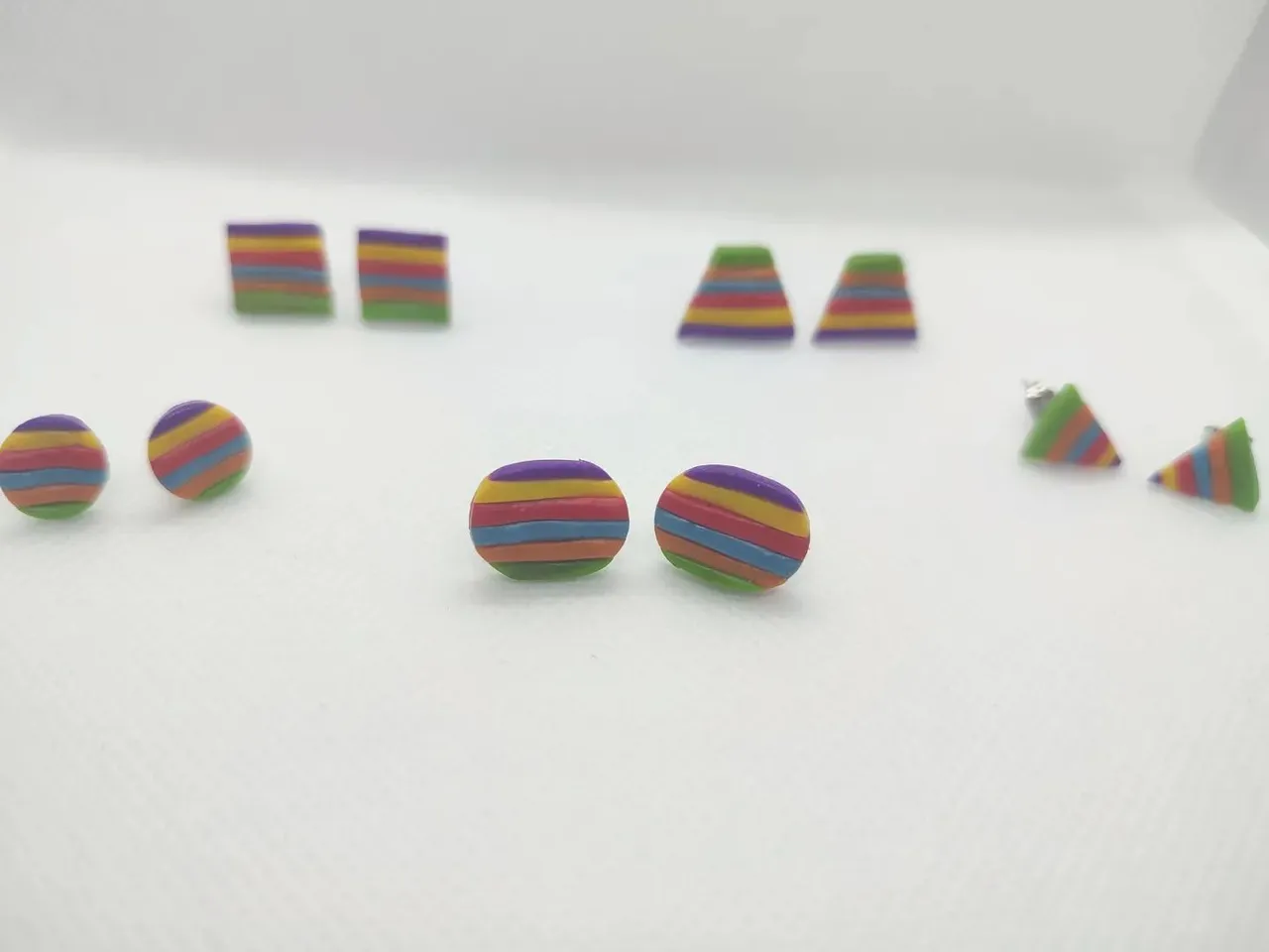 ¡A celebrar con orgullo!🌈
......................
Celebrate with pride! 🌈
#pride #orgullo #lgtbi #handmadejewelry #handmade #handmadeearrings #personalizables #pendientes #pendientesartesanales #polimerclay #earrings #multicolor #multicolour #arcillapolimerica #artesania #artesanal