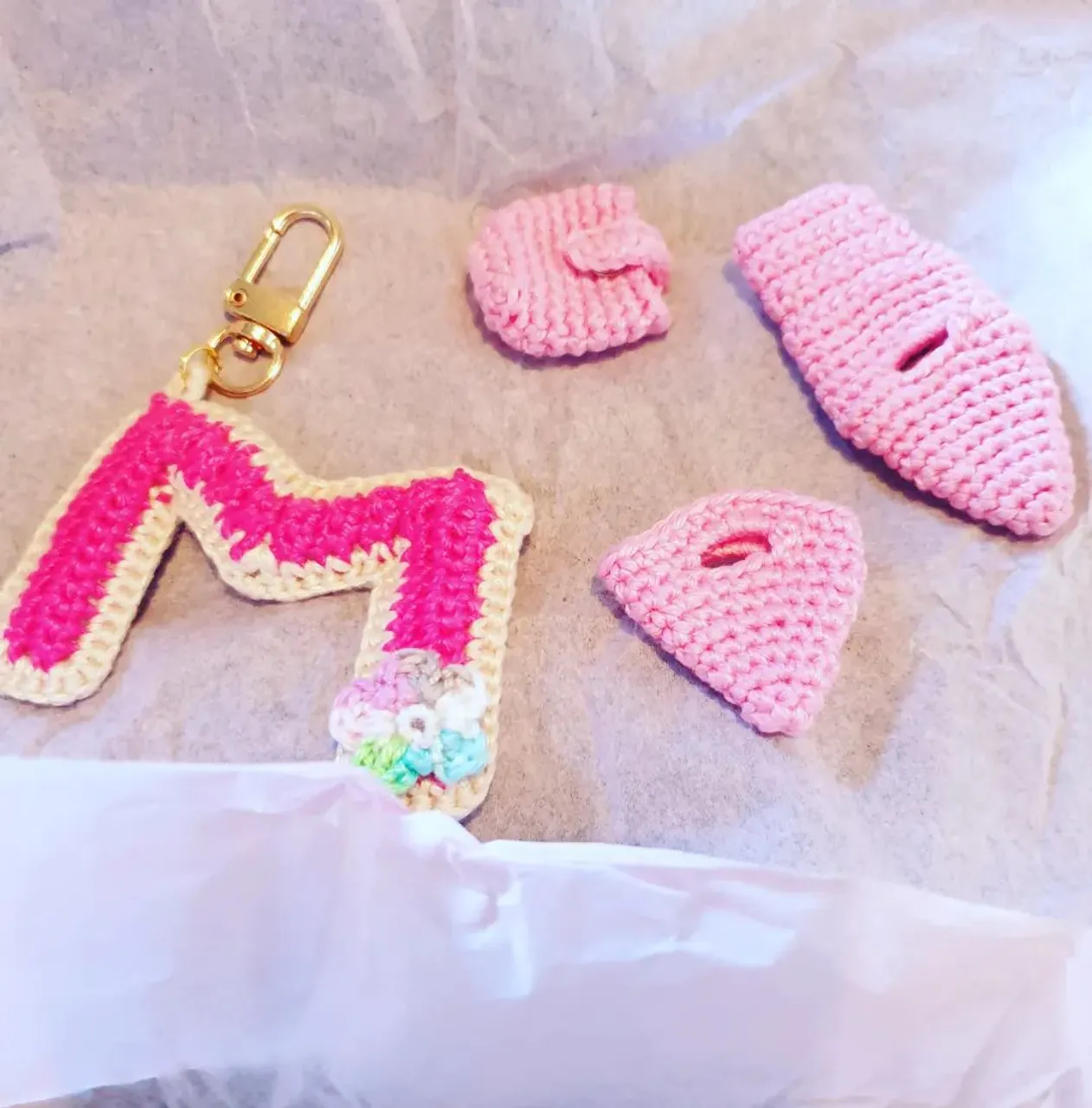 A big big shout out to @momm.ydo for this amazing product The Speedy Handle Covers. My speedy got 3 compliments in the boutique today. Especially impressed with the zipper pull and lock protectors 😍🤩.
❤
What can say apart from,  my speedy is happy,  you're one talented and clever lady! And I'll be coming back very very soon @momm.ydo 
🤎
Don't hesitate to buy this product, made to your request and colour choice in the UK!  Not one like it anywhere else that would like to accompany my bag
#luxurybagheaven #louisvuitton #lvspeedy20 #lvspeedy25 #lvspeedy #speedy30 #speedy20 #speedy30 #lvspeedybandouliere #edinburgh #madeinuk