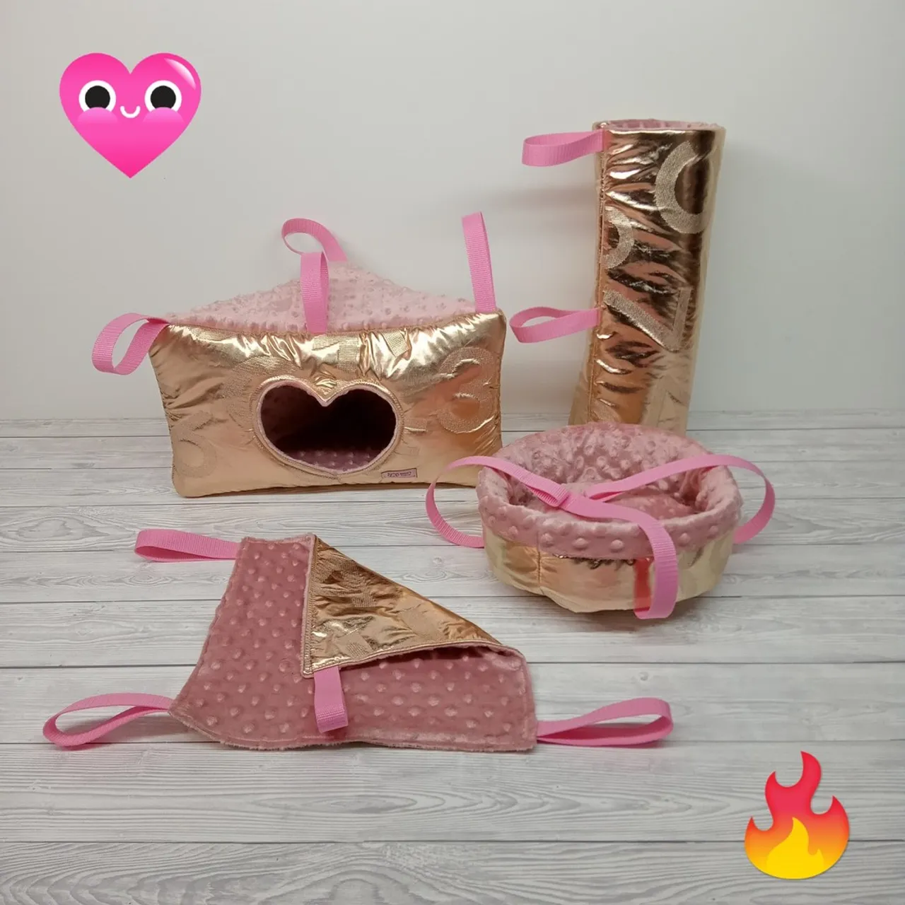 Komplet na bogato. Złoto - różowy zestaw mebelków już w drodze do USA. Bardzo lubię takie nietypowe połączenia 🥰🐇🐁.
Rich set. Gold - pink furniture set on its way to the USA. I really like such unusual combinations 🐇🐁.
#domekdlaszynszyli
#domekdlaszczurkow
#domekdlaswinkimorskiej
#hamakdlazwierzak
#guineapigcageaccesories
#cornerrathammock
#chinchillahut
#guineapigbed
#sugarglidertoys