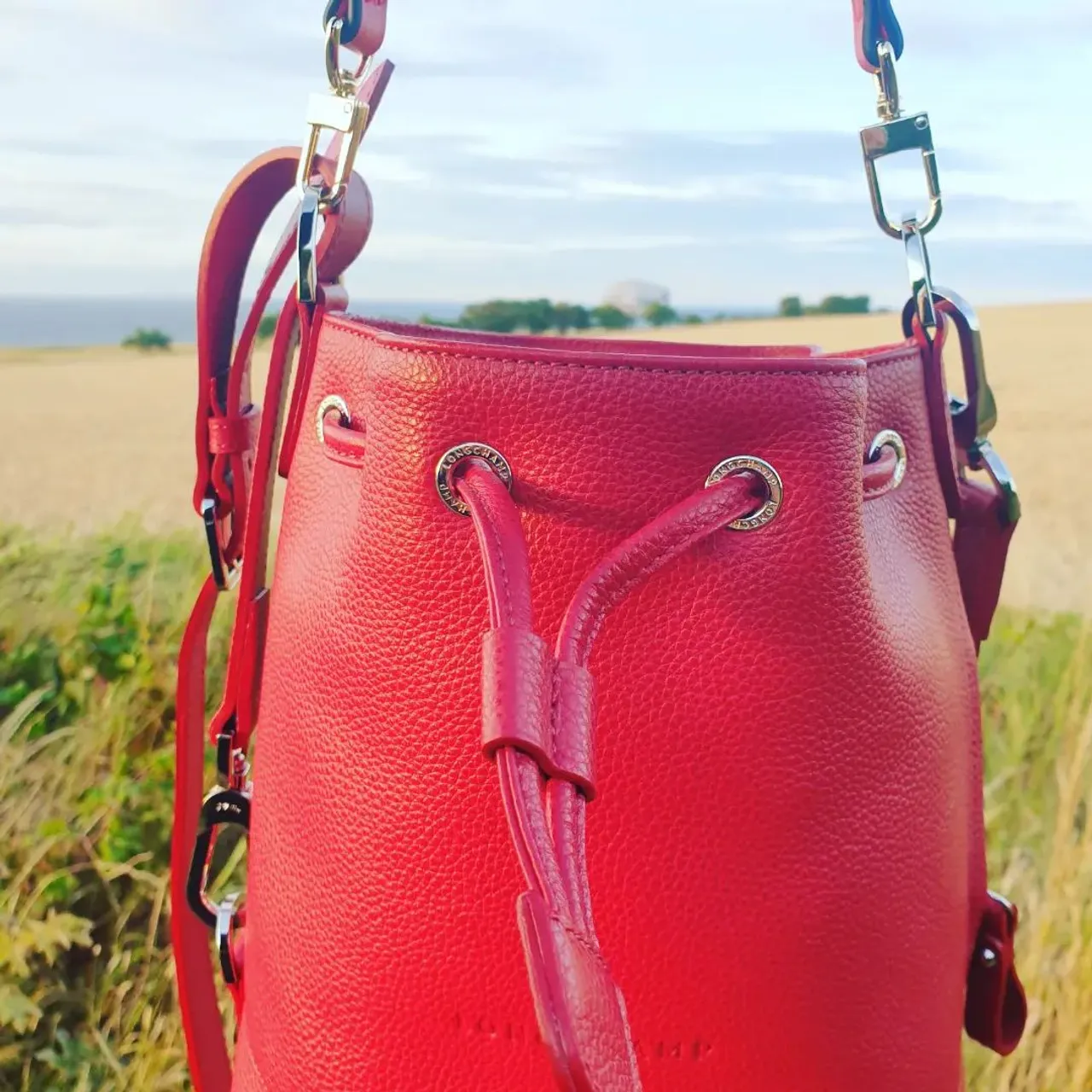What can you ask from a family holiday? Sunsets! It's all it takes to make me smile and make everything beautiful. Even the @longchamp bucket came out  to wander the wheat field and look for poppies. Bag Insert with will be on the website soon
www.luxurybagheaven.com 
#longchampparis #longchamplepliageclub #longchamplepliage #longchamp #longchamplepliageneo #longchamplepliagebackpack #longchampbucketbag #longchampfoulonne #northberwick #scotland #visitscotland #bagorganizer #bagorganiser #madeinuk