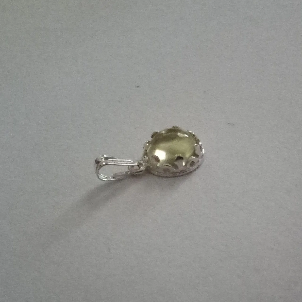 Ciondolo in argento sterling 925 con cabochon di quarzo limone.

Sterling silver pendant with lemon quartz cabochon.