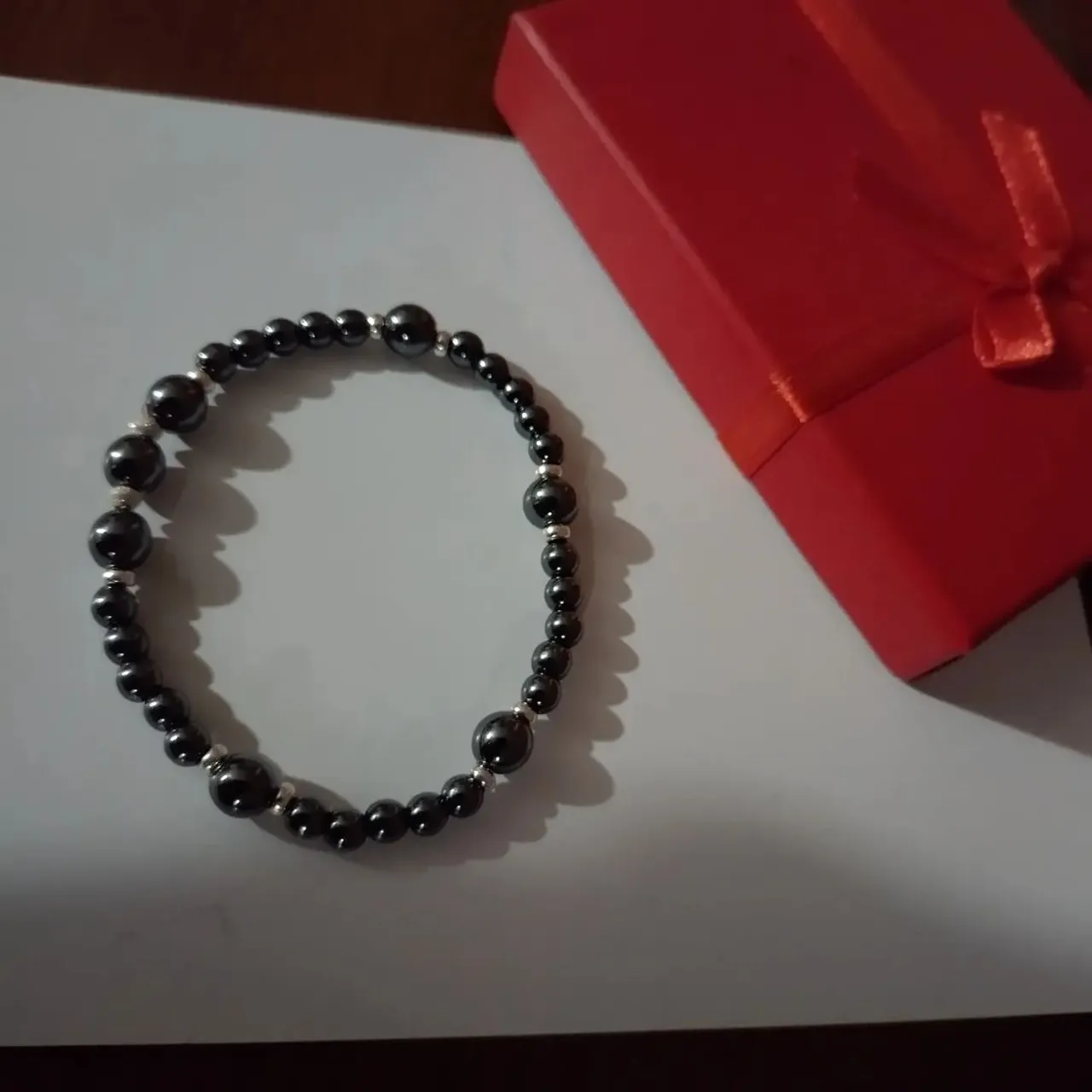 Elastic bracelet with 4 and 6 mm hematite beads and silver sterling spacers.
Bracciale elastico con perle di ematite da 4 e 6 mm con distanziatori in argento 925.