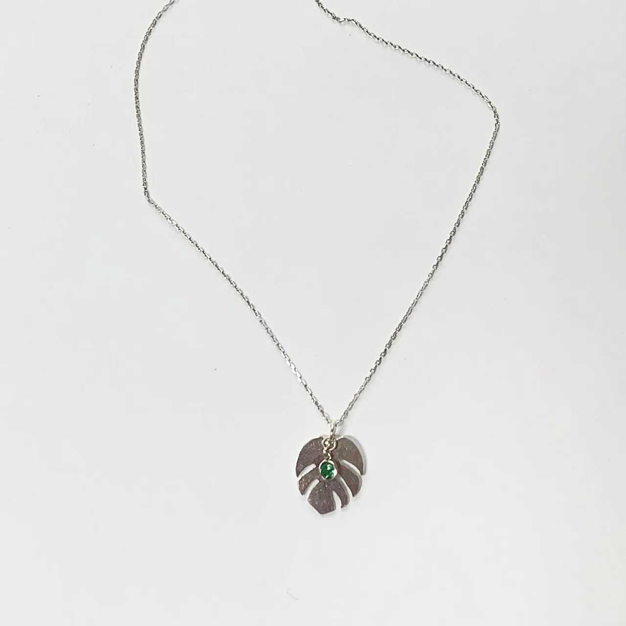 Monstera
I
o
h
c
o
Ë
s
n
i
m
#monstera #collier #necklace #pendentif #pendent #핸드메이드주얼리 #오더메이드주얼리 #금속공예 #금속공예가 #디자이너주얼리  #갤러리 #주얼리선물 #핸드메이드 #천연석주얼리 #진주