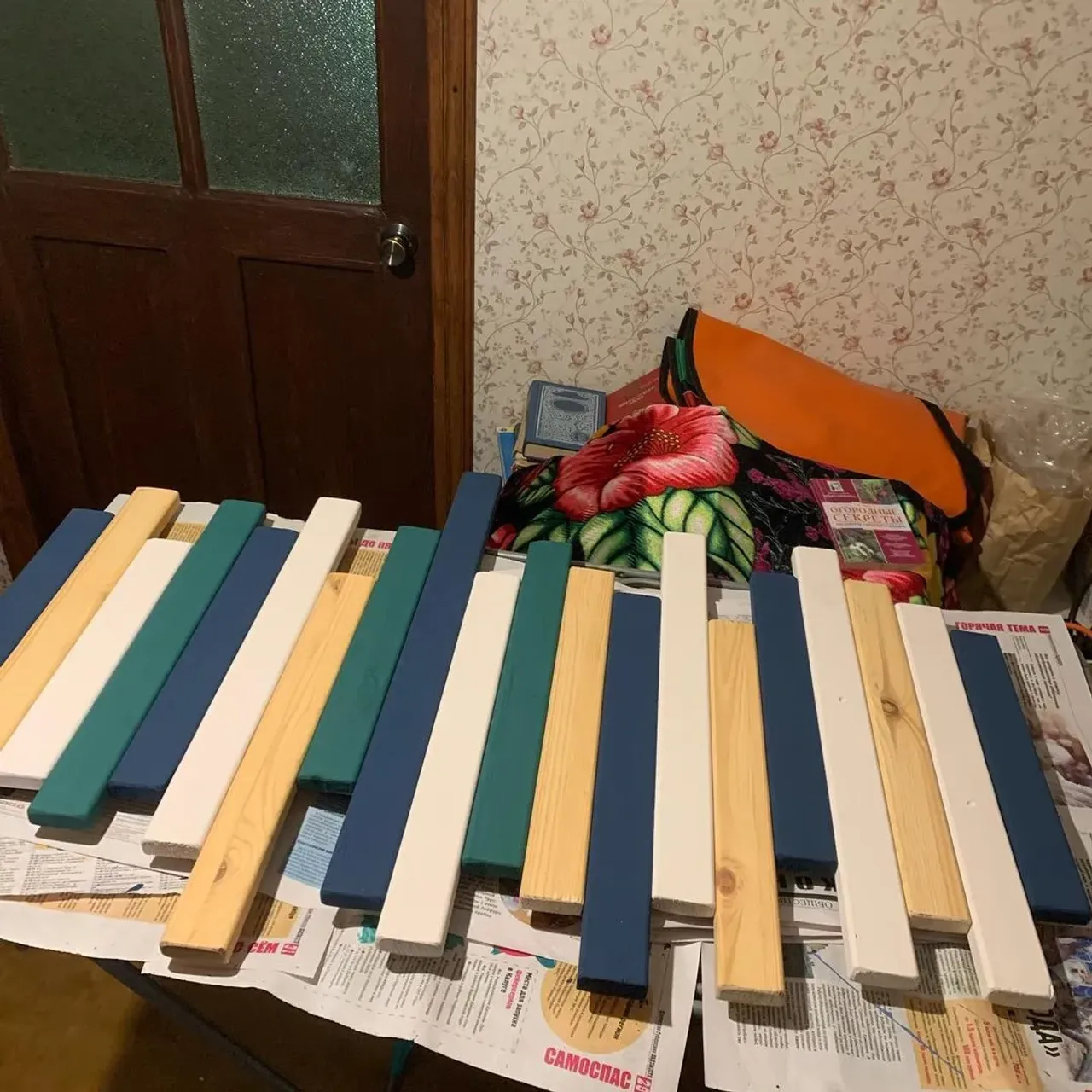 Для дизайнерских решений для дома, не обязательно покупать что-то дорогое! Есть вещи, которые можно легко сделать самим) Особенно, если что-то осталось после ремонта. В руки берём кисточку, краски, немного фантазии и это обязательно украсит Ваш дом) #дереводекор #мебельлофт #мебельназаказ #loft #loftdesign #лофтдизайн #loftinterior #лофтстиль #handmade #мебель #мебельдлядома #стол #столы #москва #уютнаяквартира #уютныйдом #спилыдерева #спил #слэбы #слэбыиздерева #краски #своимируками #сделаносдушой #дерево