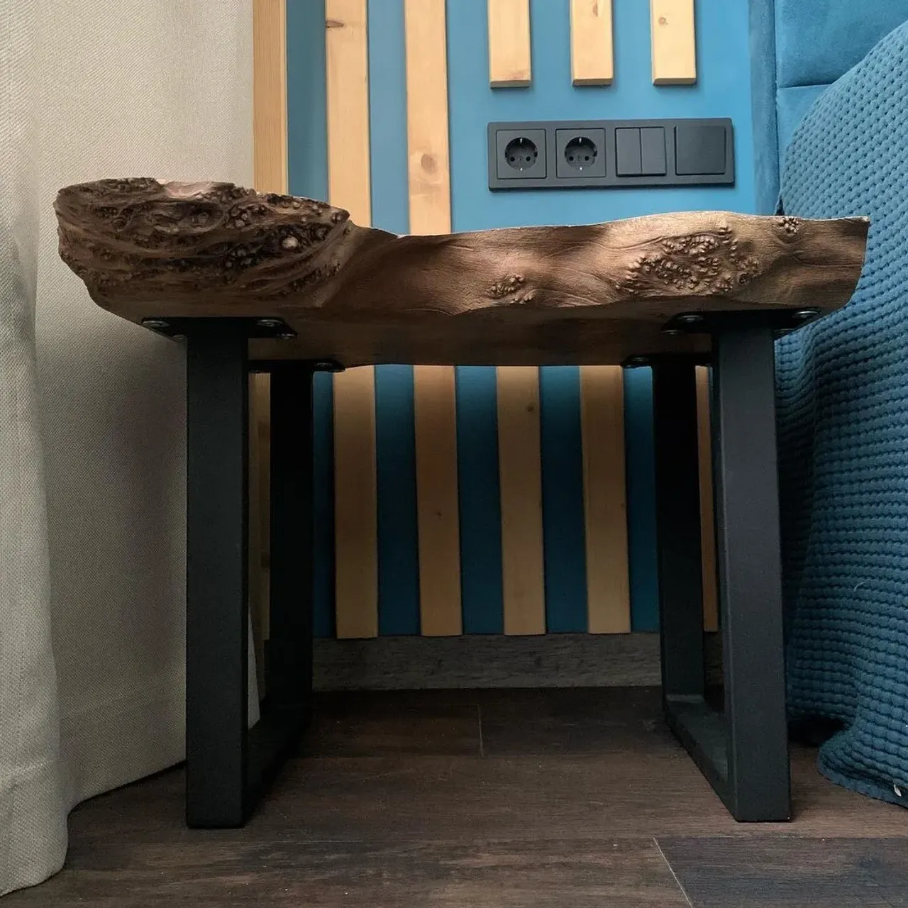 Рисунок созданный самой природой! Остаётся только совсем немножко украсить😉
Универсальный столик из капового карагача. Очень красивый рисунок, который подчеркнут маслом с воском. Вживую смотрится ещё лучше! Размер 50х55х41, толщина дерева 5 см. СВОБОДЕН!
#мебель#мебельлофт #мебельназаказ #loft #loftdesign #лофтдизайн #loftinterior #лофтстиль #handmade #мебель #мебельдлядома #стол #столы #москва #уютнаяквартира #уютныйдом #спилыдерева #спил #слэбы #слэбыиздерева #краски #своимируками #сделаносдушой #дерево #woodworking #wood #woodart #журнальныйстолик #дом #интерьер