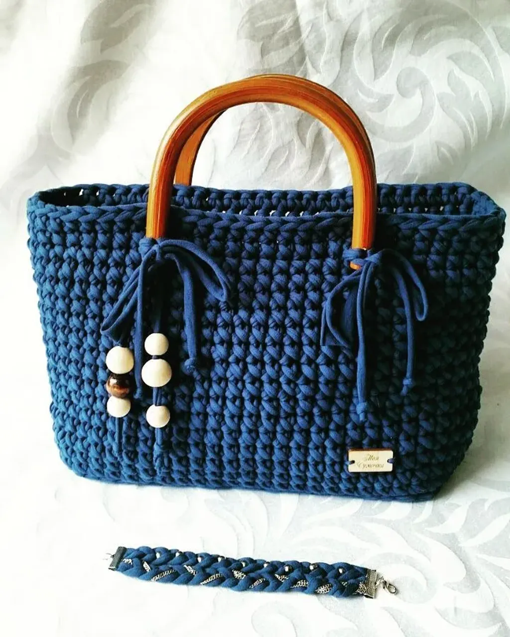 #Моясумочка #сумкаручнойработы#hend_mede_gold #hm_rukodelie #сумкатрикотажнаяпряжа #сумкакрючком  #сумкавяжуназаказ #эксклюзивныйподарок #сумочка #вяжутнетолькобабушки #вязание #эксесуары #tatianashostak #браслеттрикотаднаяпряжа #вяжукрючком #вяжуторжок #торжок  Сумочка связана из трикотажной пряжи, цвет "индиго". В нутри сумочки подкладка с карманами, закрывается на молнию. Выполнена по заказу г.Москва.