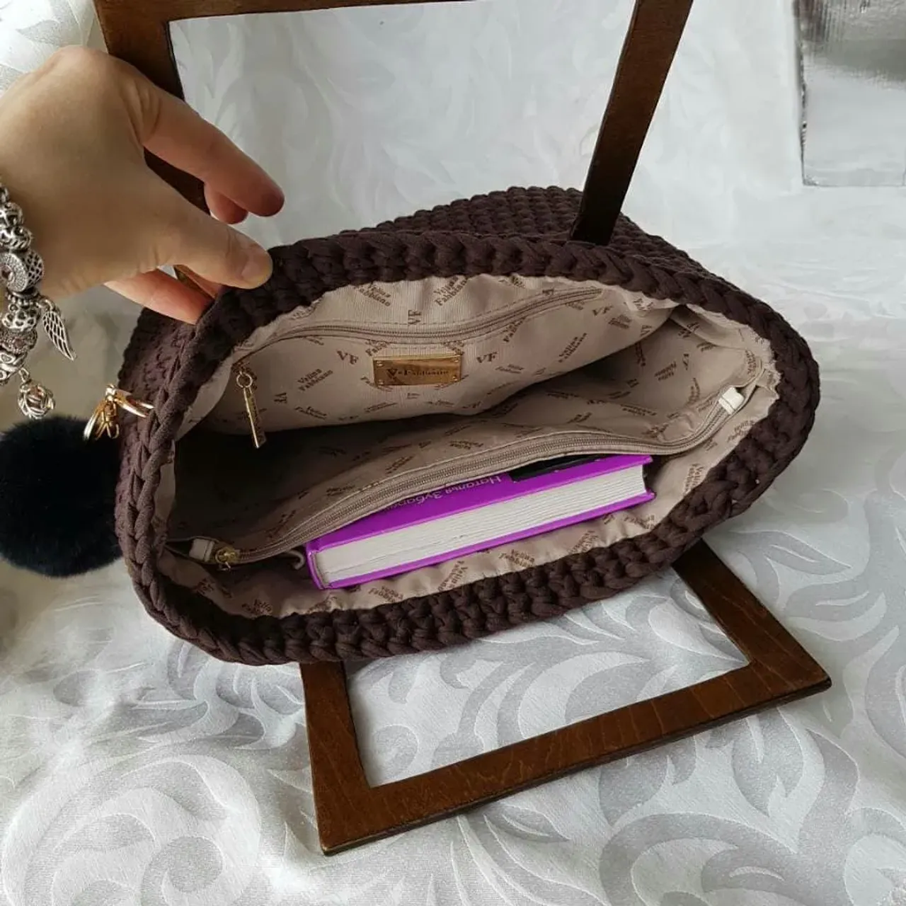 Моя сумочка. Давно я не выставляла сумочки, просто модели повторялись, а это новая. Цвет шоколад. Внутри подкладка с двумя отделениями и карманами. Очень красивая, удобная и вместительная. Ручки деревянные. Размер 32/28/10 #сумкаизтрикотажнойпряжи  #сумкатрикотажная #сумкаручнойработы #вяжутверь #вяжукрючком #сумкавязанная ##сумкавяжуназаказ #hend_mede_gold  #handmede_in_trend  #hendmade #вяжутнктолькобабушки #сумкатверь #сумкамосква #сумкаручнойработы#tatianashostak